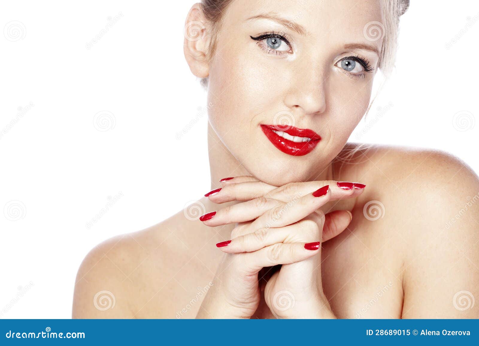 Labios rojos. Cara hermosa con maquillaje brillante del encanto