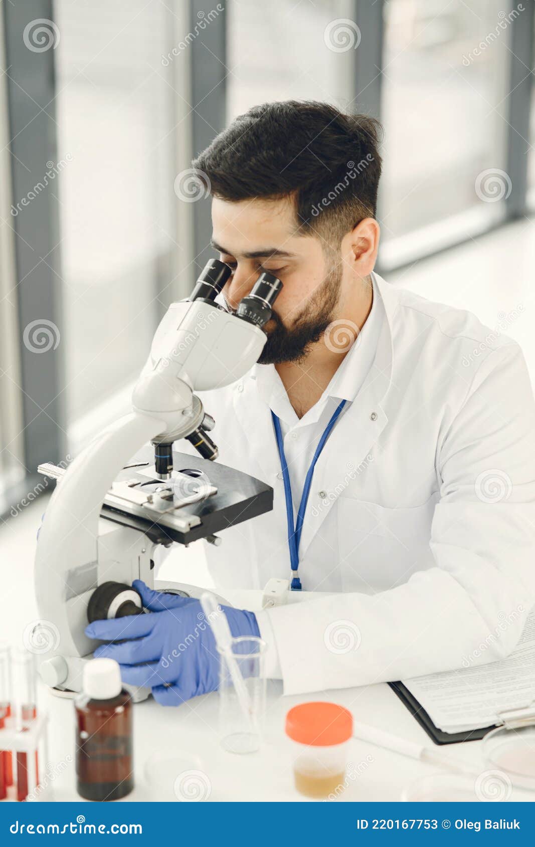 Microscopio Investigación Ciencia Persona Que Analiza Bioquímica Química Médico Medicina Hombre Imagen de archivo - Imagen de sangre, virus: 220167753