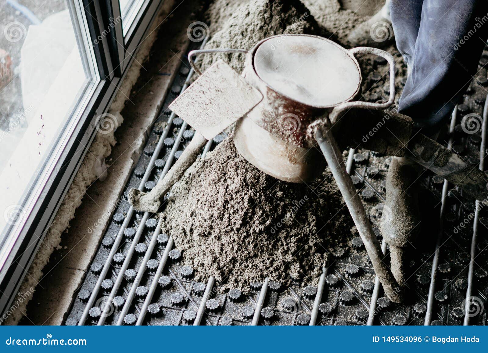 laborer working on a floor screed with underfloor heating