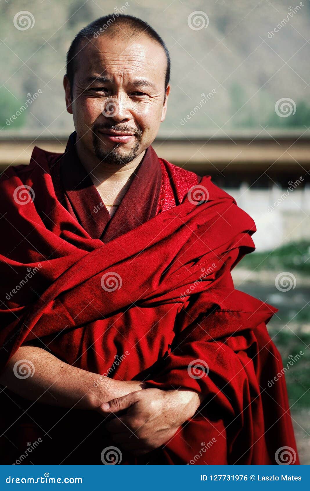 digtere Underinddel Wow Young Tibetan Buddhist Monk in a Red Dress in Front of His Monastery Temple  Editorial Photo - Image of dress, china: 127731976
