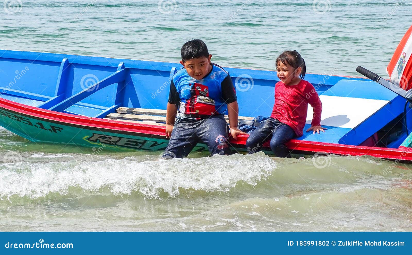 https://thumbs.dreamstime.com/z/labuan-malaysia-apr-asian-kids-playing-sea-water-traditional-fishing-boat-island-185991802.jpg