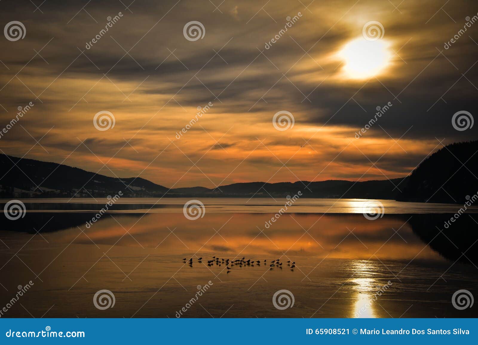 Lac De Joux w Szwajcaria przy zmierzchem. Jeziorny Joux w sercu Vaudois jura, jest wielkim jeziorem w całkowitym jura masywie W zimie, ja obraca w wielkiego naturalnego lodowego lodowisko w Europa i w lecie przyciąga sportów fan i kochanków natura ono Jeziorny Joux wraz z Jeziornym Brenet Ter i jeziorem, lokalizuje między Risoud halnym łańcuchem i Mont Tendre masywem (1.004 m) (1.679 m)