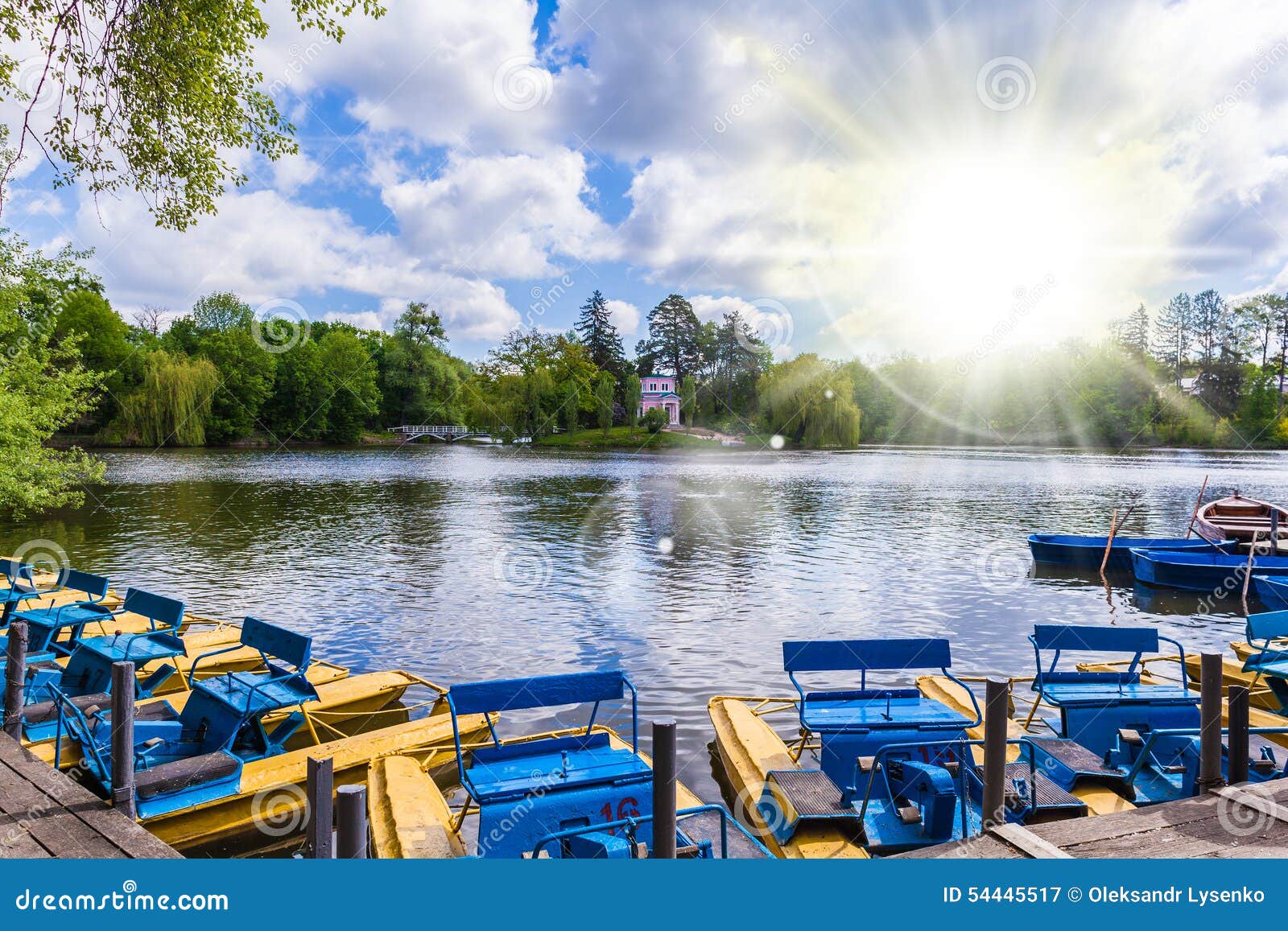 Lac landscape avec des bateaux de pédale. Aménagez le lac en parc avec des bateaux de pédale sur le rivage