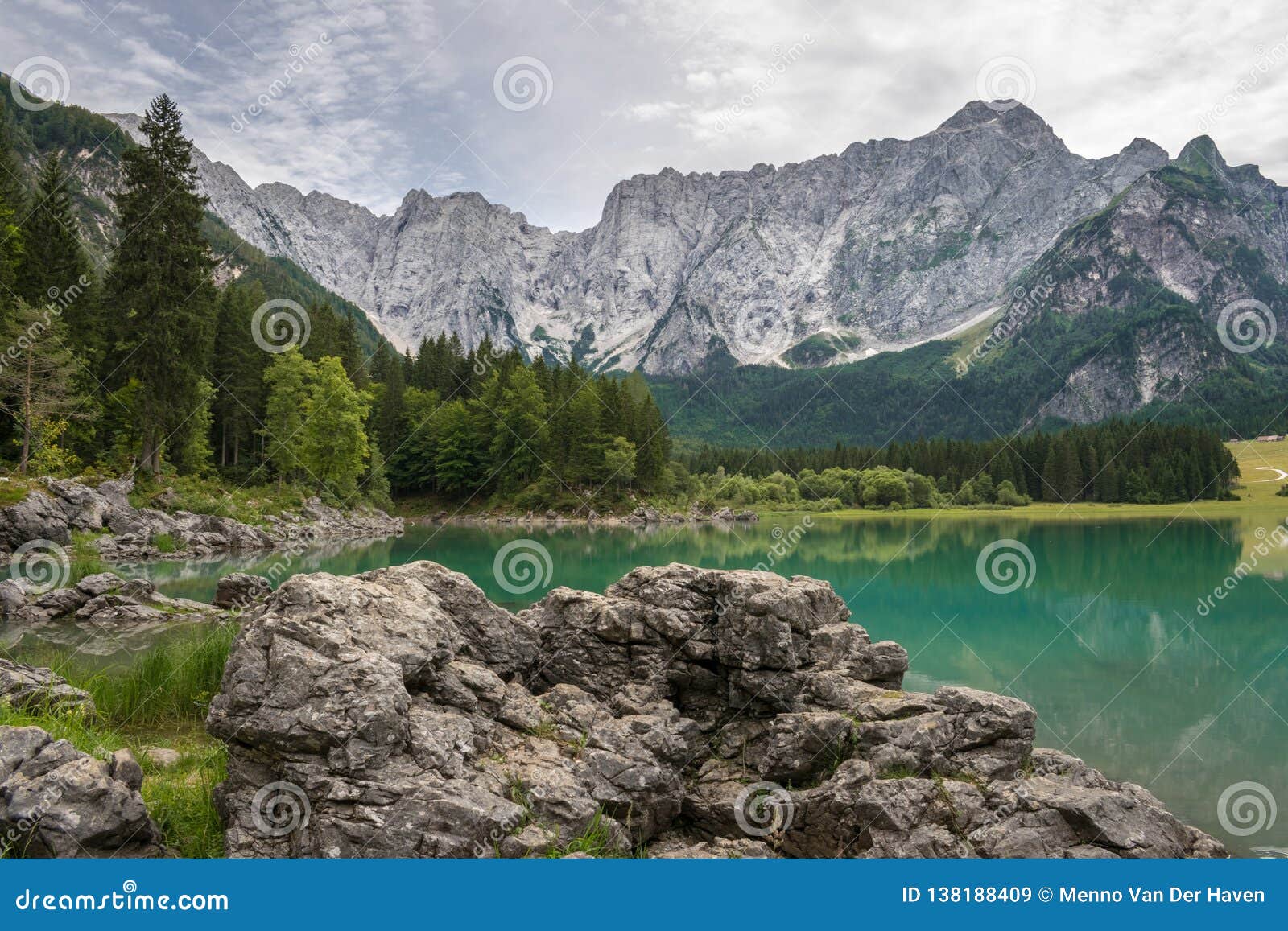 Lac Superieur Fusine En Italie Du Nord Est Avec La Belle Couleur De Turquoise De L Eau Image Stock Image Du Turquoise Italie