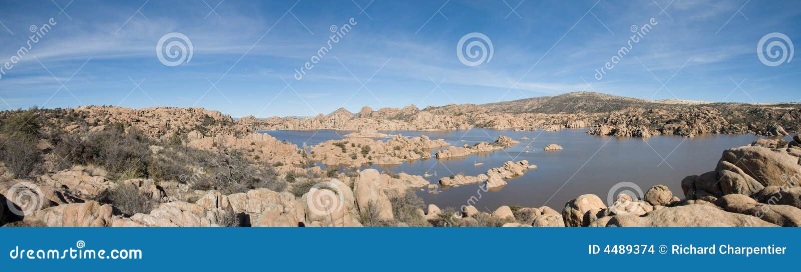 Photo panoramique prise au lac watson, un haut lac de désert en Arizona. Le lac est bagué dedans par une formation géologique connue sous le nom de vallons de granit.