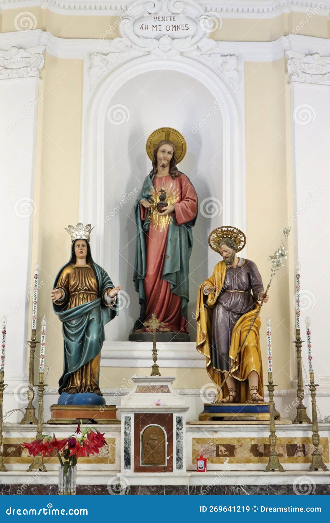 lacco ameno - statue della sacra famiglia nella chiesa di santa maria delle grazie