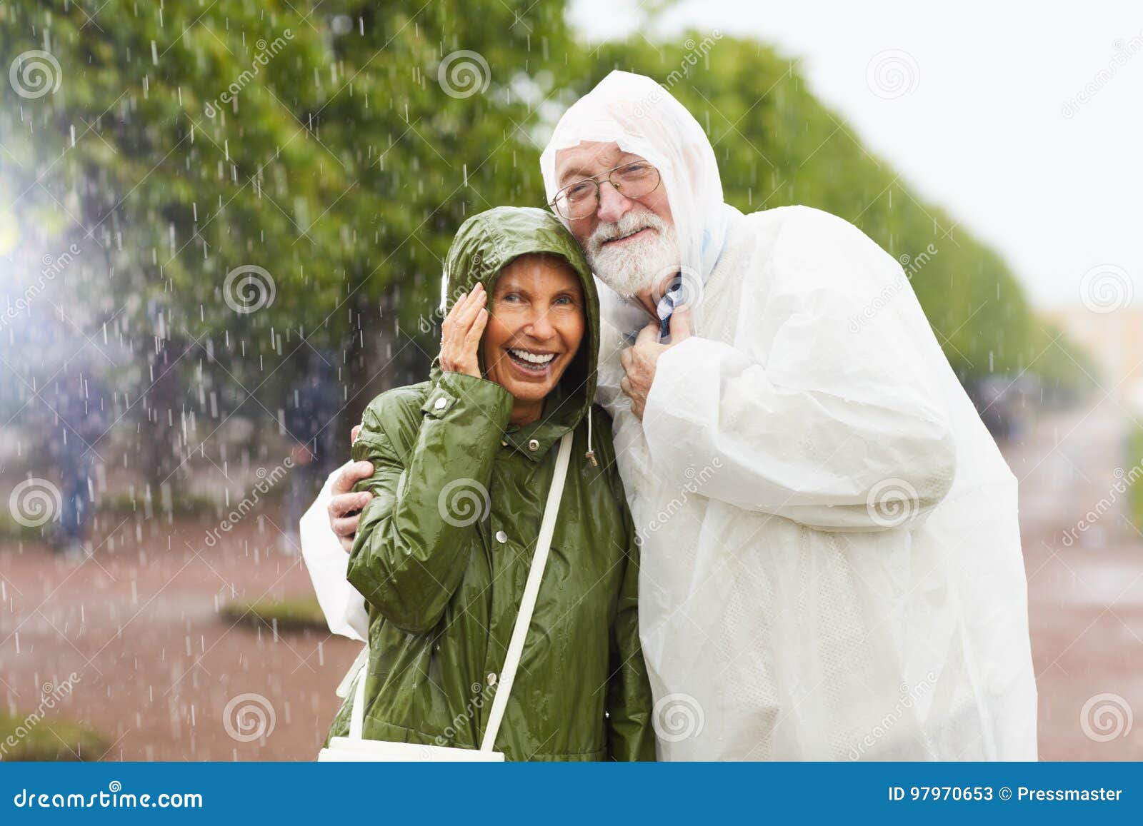Lachen Im Regen Stockbild Bild Von Reise Freizeit Pensionar 97970653
