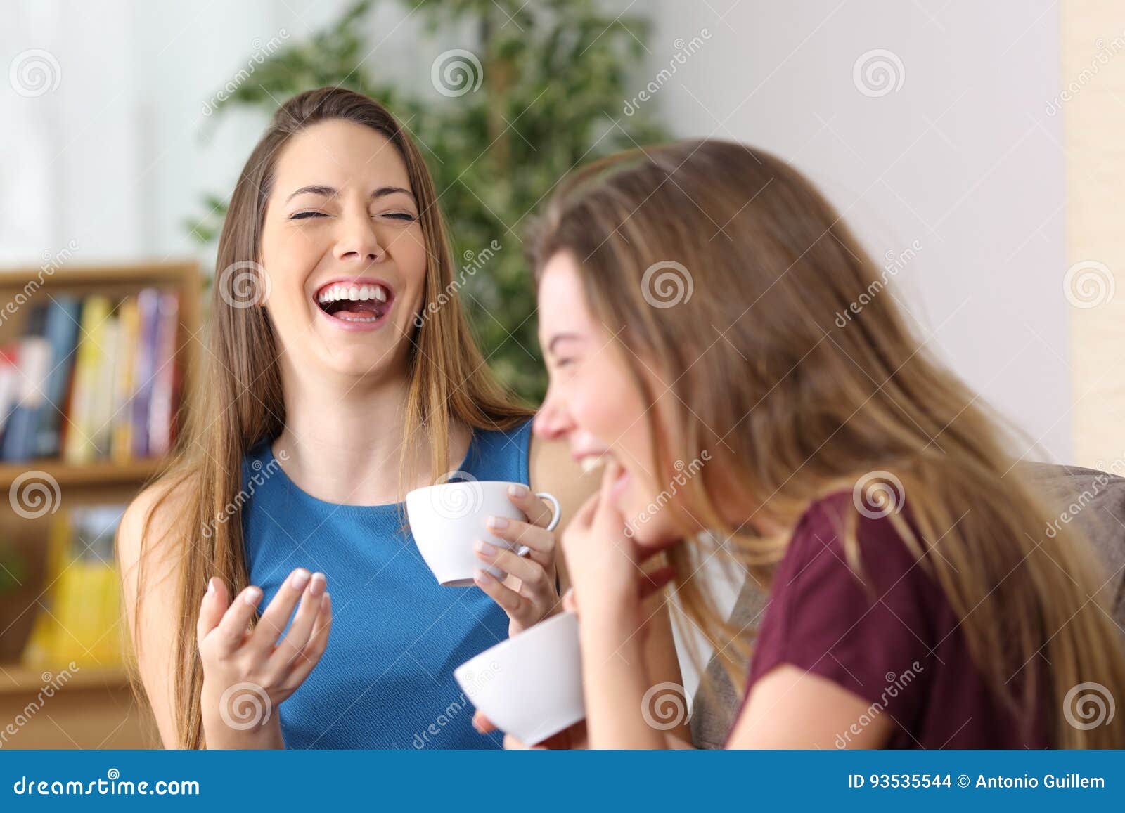 Lachen Mit Zwei Freunden Laut Zu Hause Stockfoto Bild von erregt
