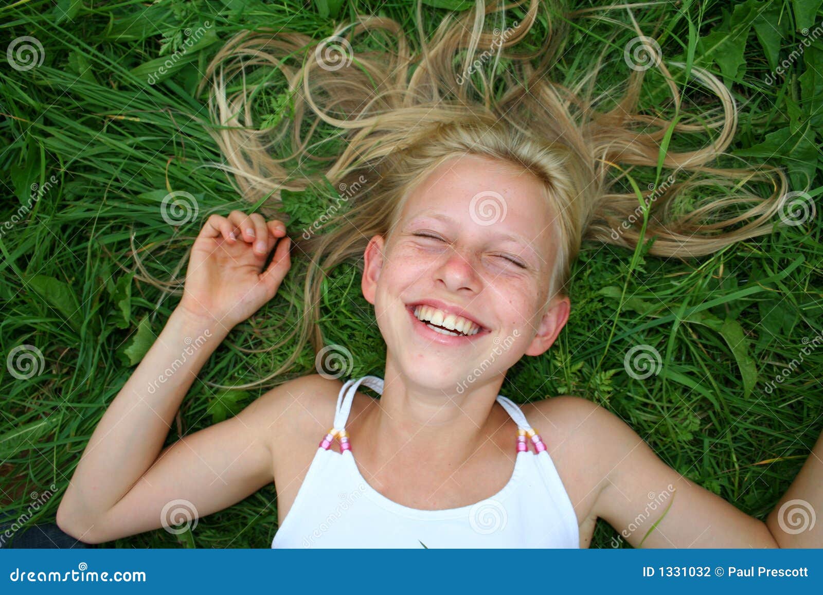 Lachende Blondine stockfoto. Bild von unschuldig, blume - 1331032