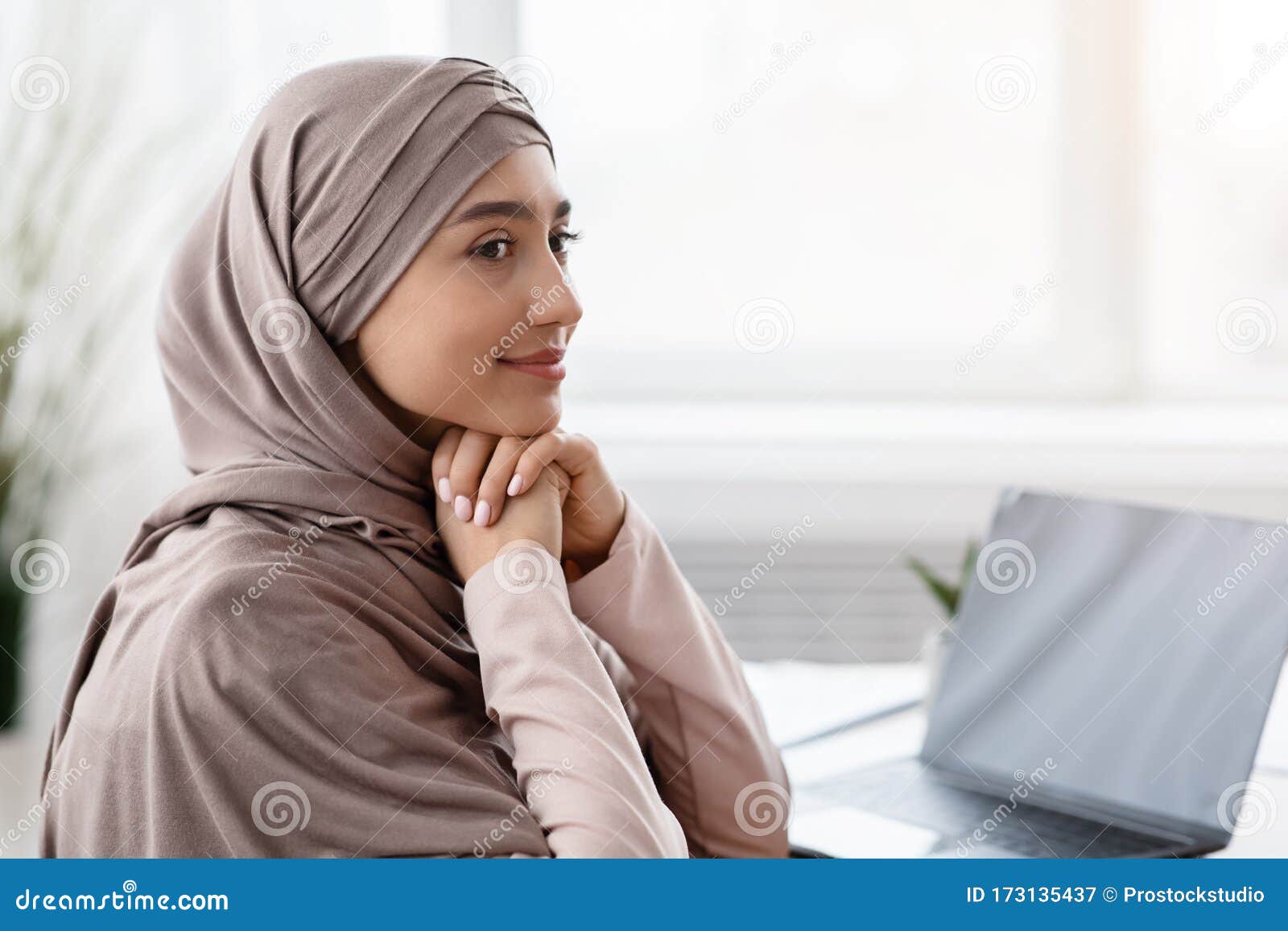 Wapenstilstand Factureerbaar duidelijkheid Lachende Islamitische Hoofddoek Zitting Dragen Op Het Werk En Zakenvrouw  Die De Andere Kant Op Kijken… Stock Afbeelding - Image of hoofddoek,  uitdrukking: 173135437