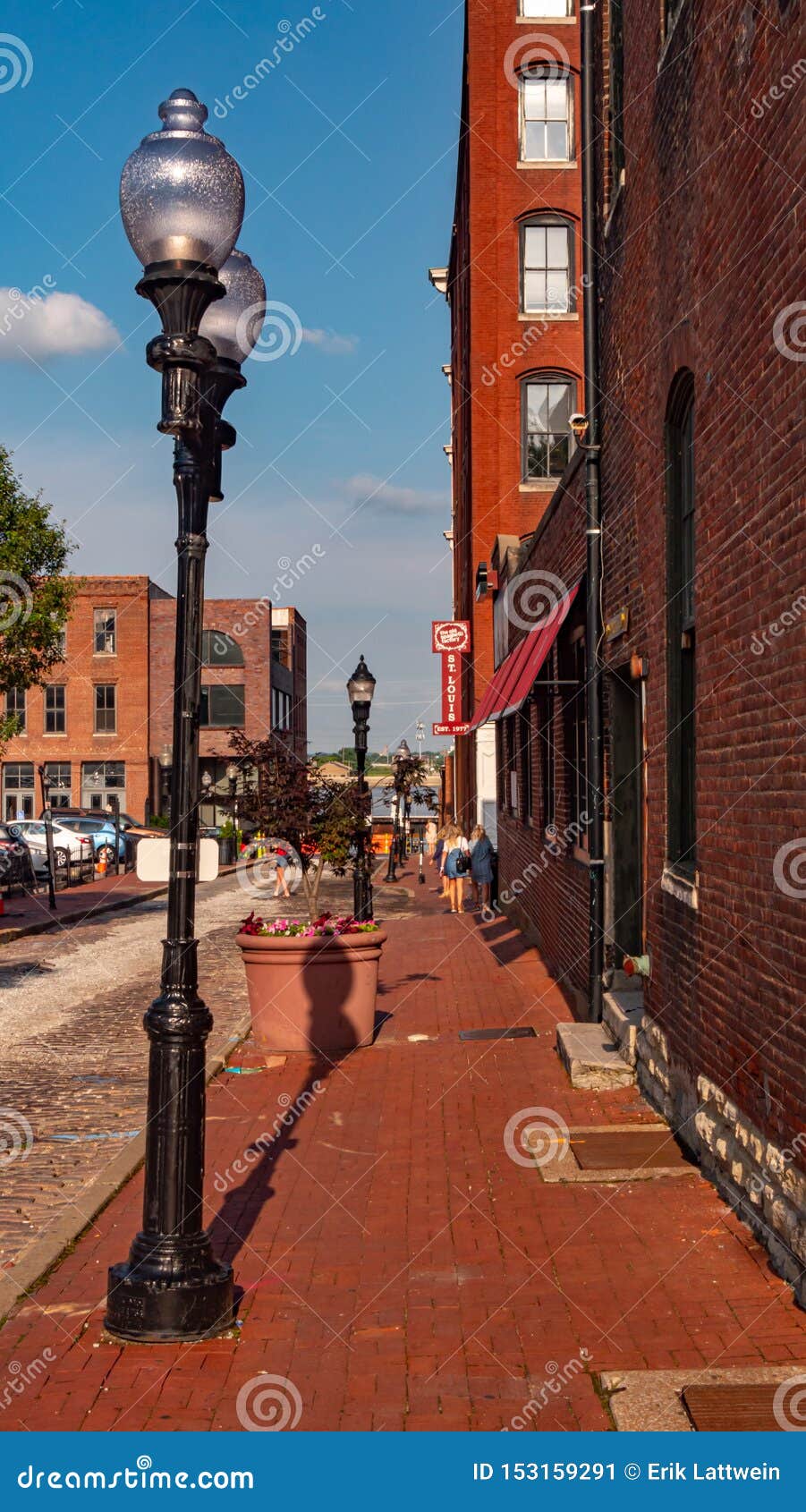 Lacledes Landing In Old Town St. Louis - SAINT LOUIS. USA - JUNE 19, 2019 Editorial Photo ...