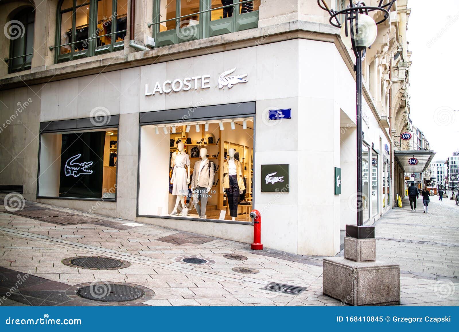 internettet slag dør Lacoste Store with Fashionable and Luxury Products, Logo, Sign. French  Clothing Company, Founded by Tennis Player Rene Lacoste Editorial Image -  Image of consumerism, facade: 168410845