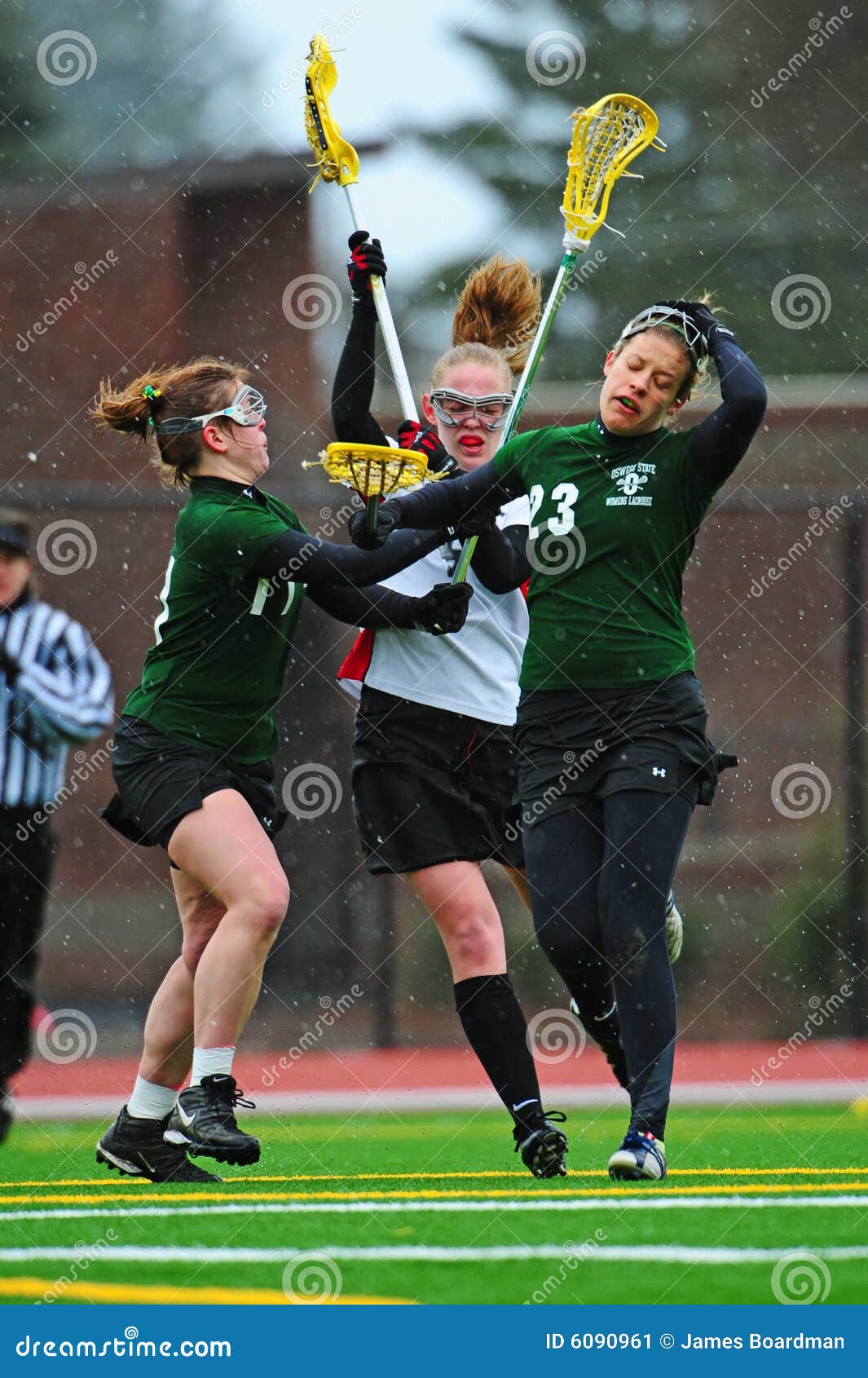 Lacrosse e neve. Il lacrosse dell'istituto universitario delle donne due giocatori tenta di contro-verificare il loro avversario e un foul è chiamato. Pugili pacifici dell'università dell'istituto universitario V Oregon di lacrosse NY Oswego delle donne dell'istituto universitario del 28 marzo 2008. Neve ritardata della sorgente mentre la traversa di Oswego controlla i pugili