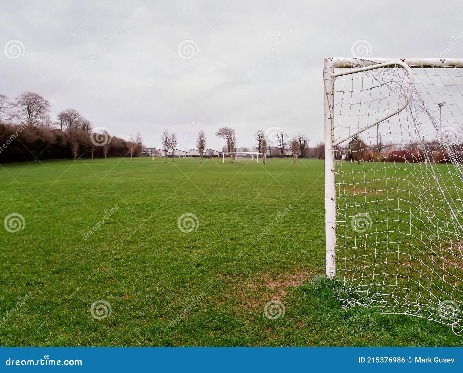 Lado De Um Posto De Futebol Com Rede Em Foco. Ponto De Treinamento Fora De  Foco. Fundo Do Tema Do Futebol Foto de Stock - Imagem de verde,  treinamento: 215376986