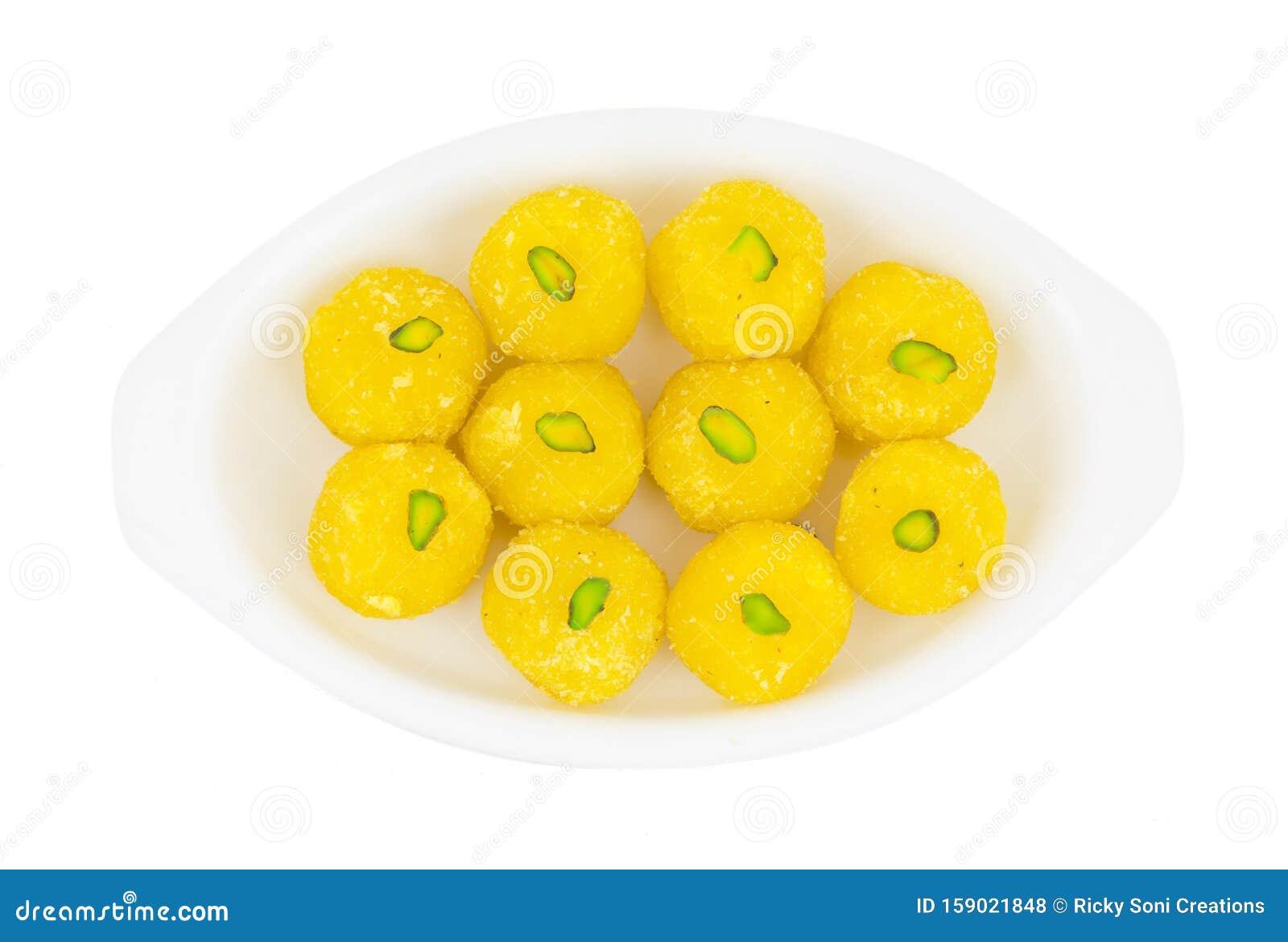 Ladoo De Coco De Alimentos Tradicionais Amarelos Tradicionais Da Índia, Com  Fundo Branco Imagem de Stock - Imagem de vegetariano, tradicional: 159022001