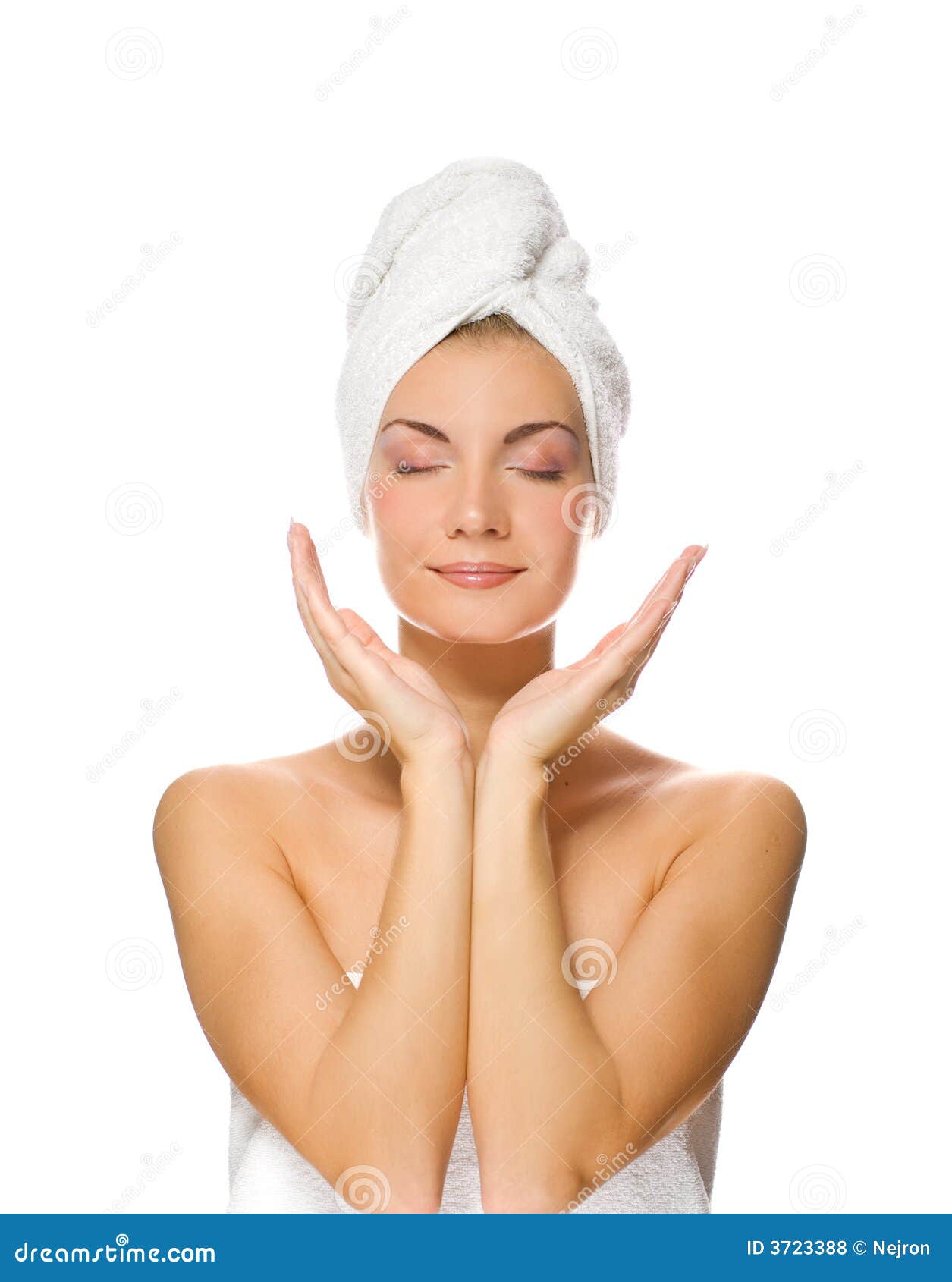lady applying moisturizer