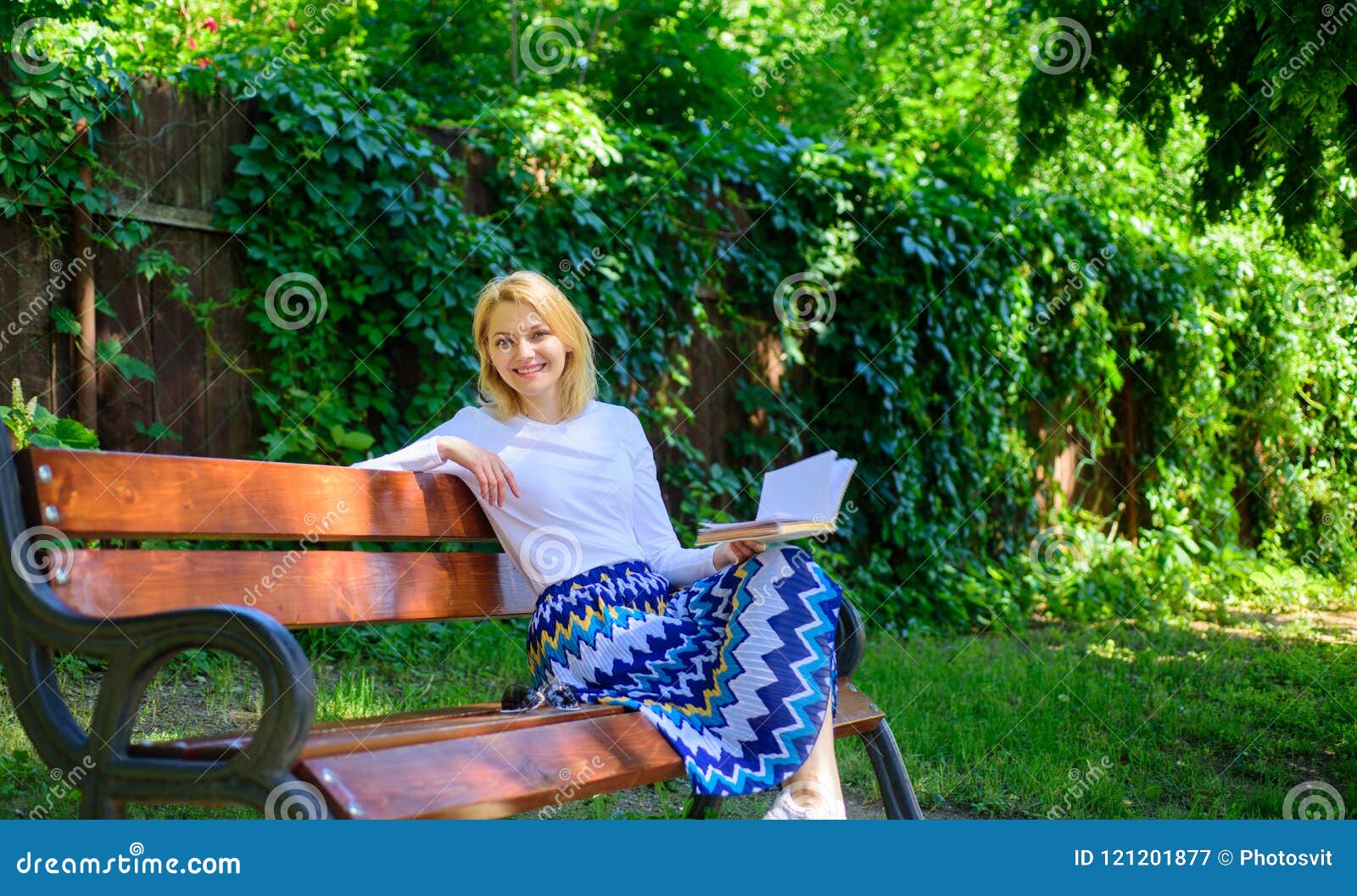 Lady Enjoy Poetry In Garden Enjoy Rhyme Woman Happy Smiling