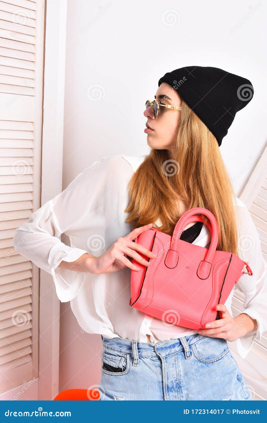 Woman Holding Big Purse Shoulder Bag Mature Adult Middle Aged Photo  Background And Picture For Free Download - Pngtree