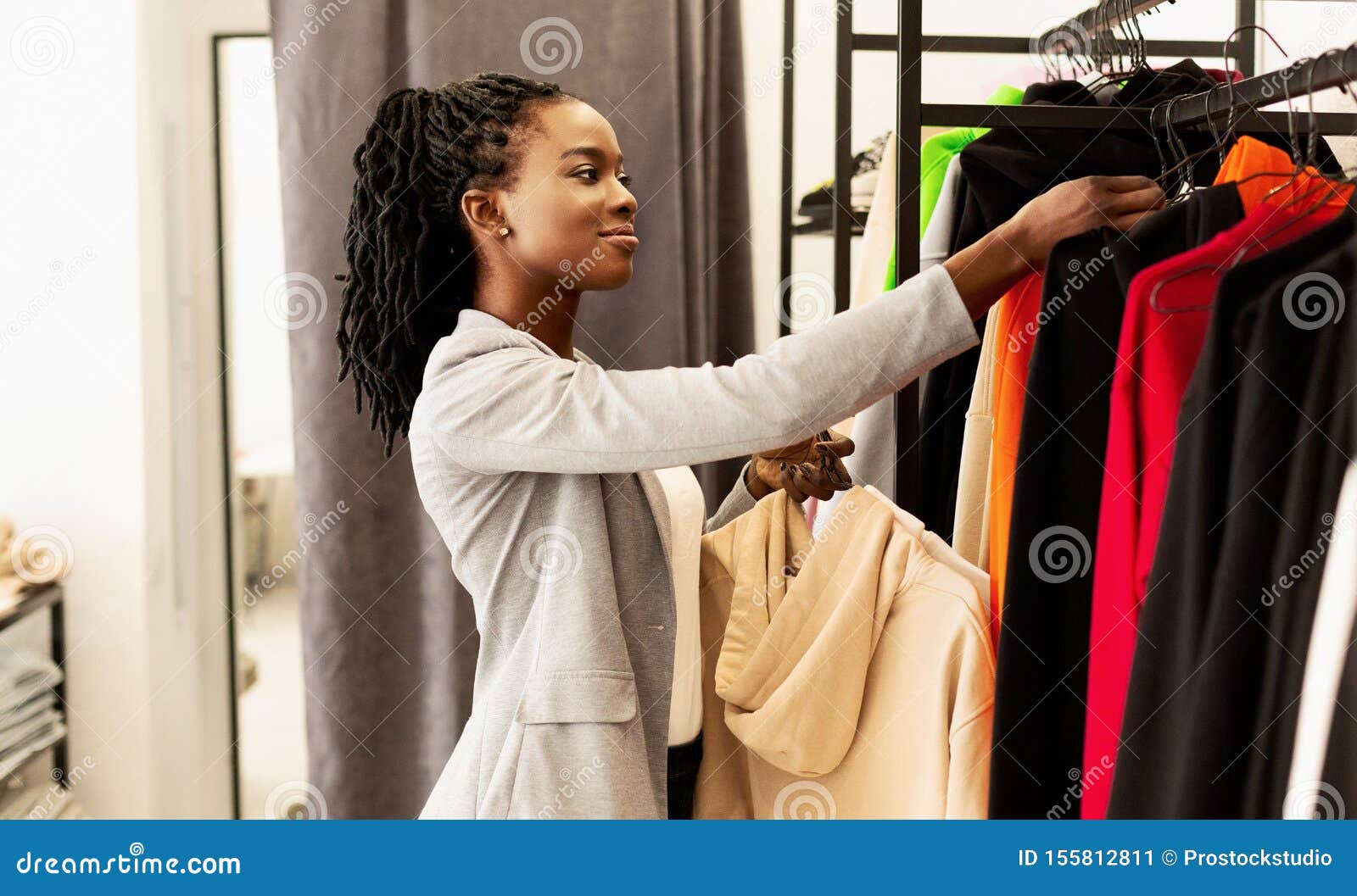 Lady Negra Recoge Ropa De Moda En La Boutique De La Moda Imagen de archivo  - Imagen de orden, taller: 155812811