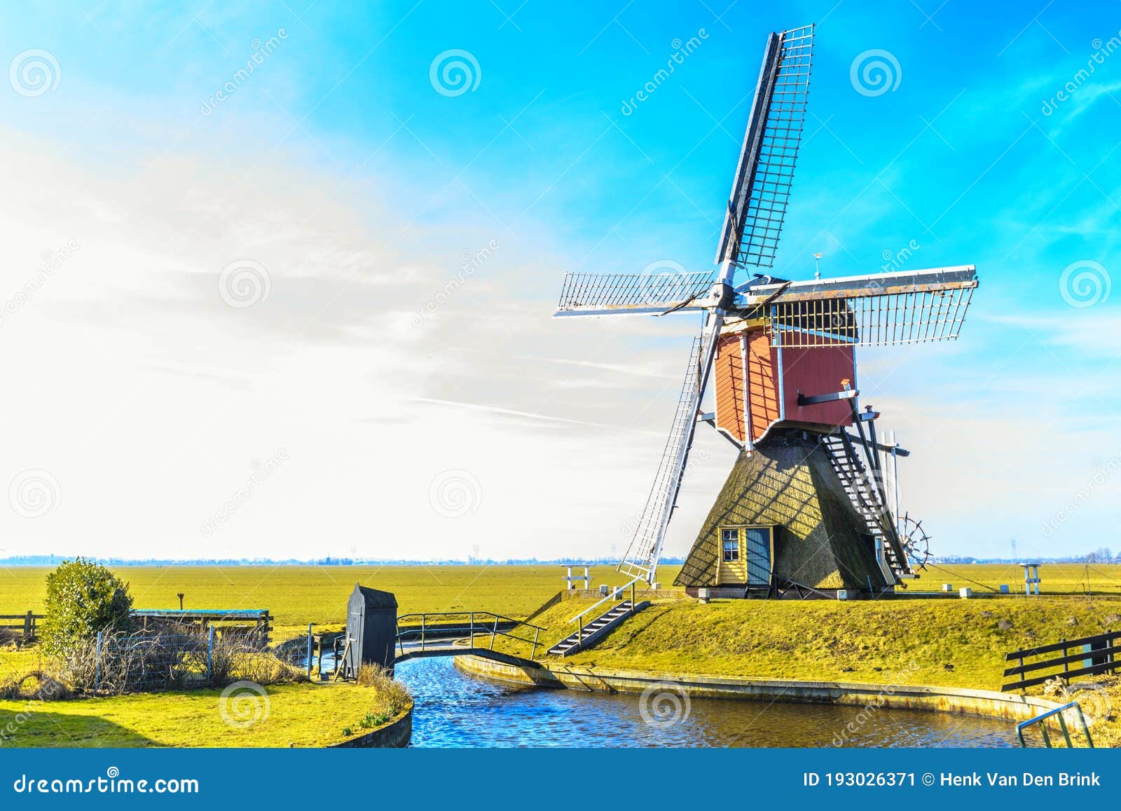 Lagenwaardse Historic Smock Mill in Dutch Polder Landscape Stock Image ...