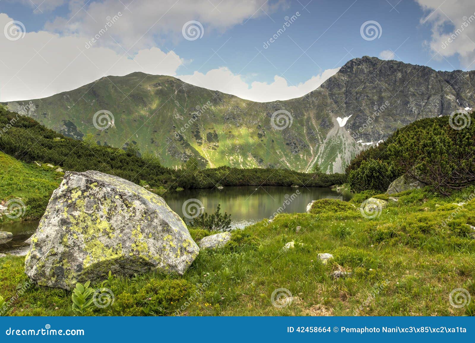 Lago cieco mountain. Chiaro lago mountain con Boulder