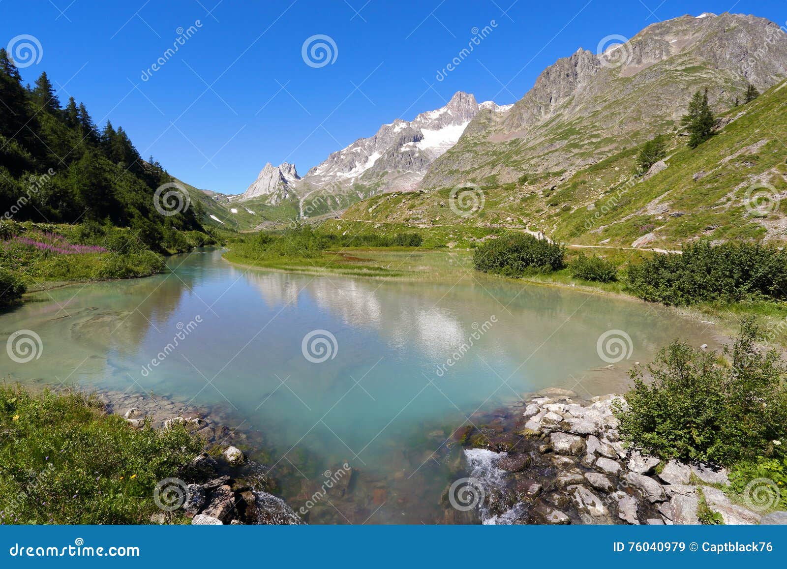 Lago Combal E Paesaggio Verdi Della Montagna Immagine Stock Immagine Di Scenico Picco