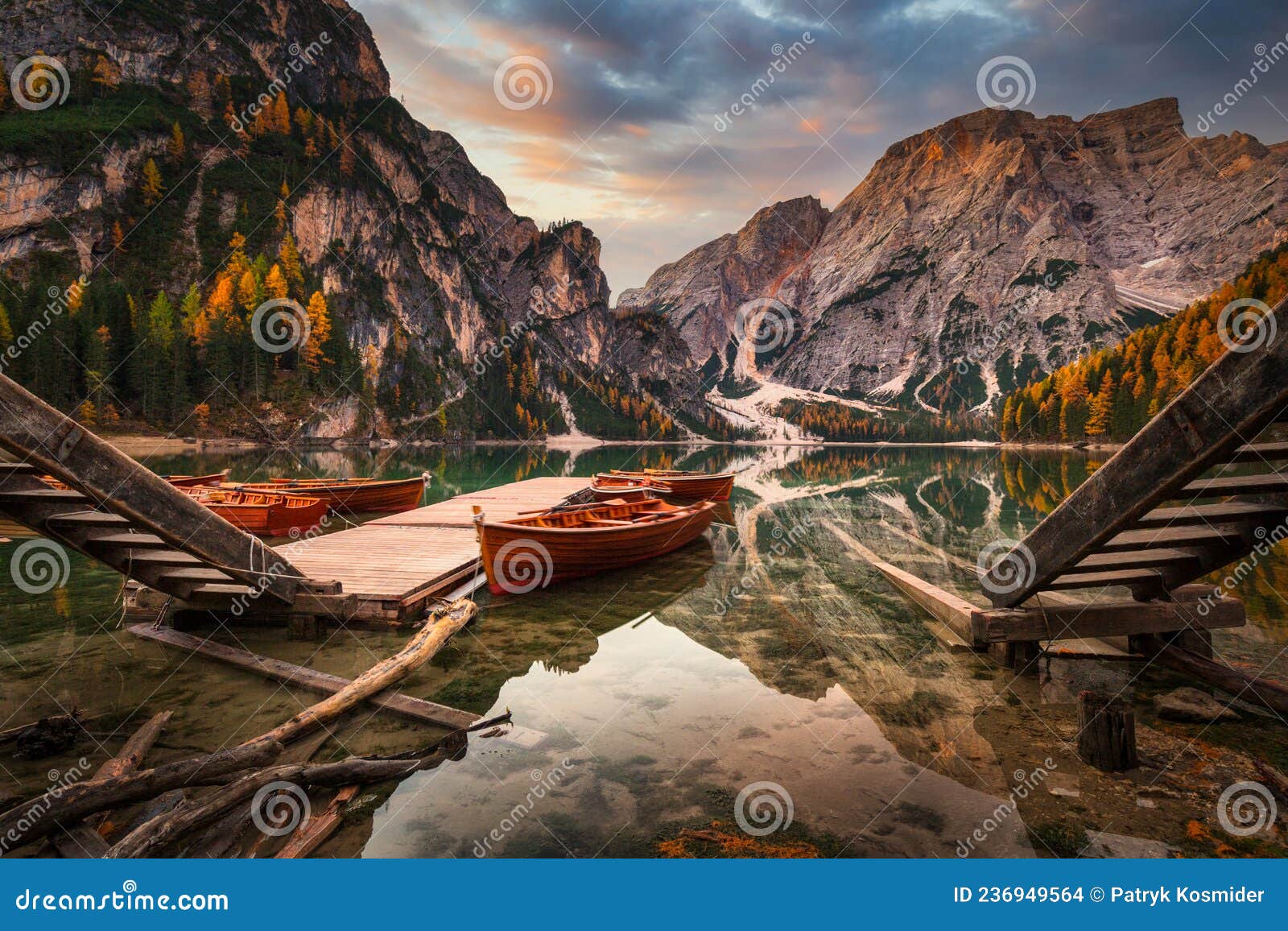 lago di braies lake and seekofel peak at sunrise, dolomites. italy