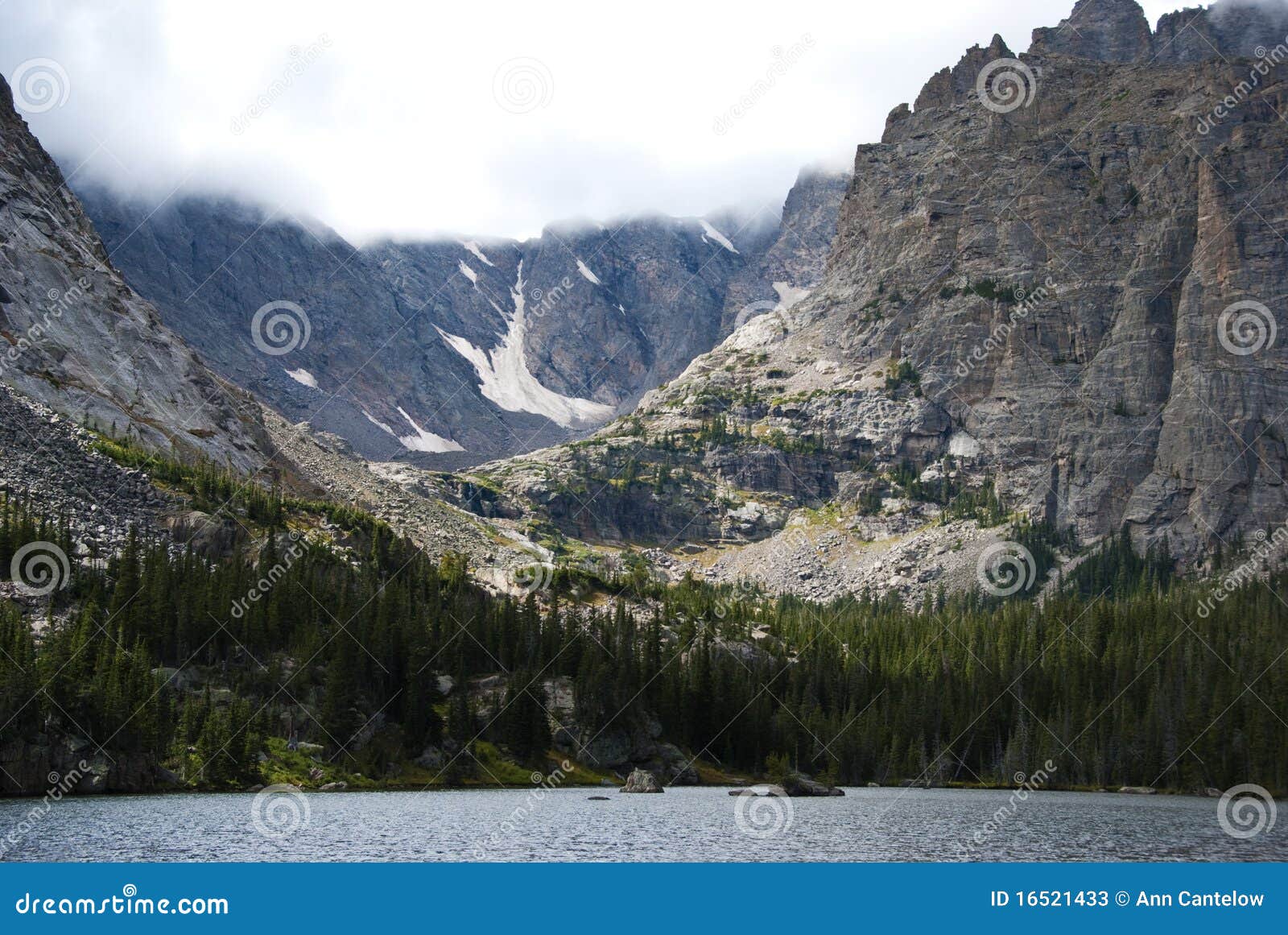 Lago E Scogliere Con La Nebbia Della Nube Immagine Stock - Immagine di ...