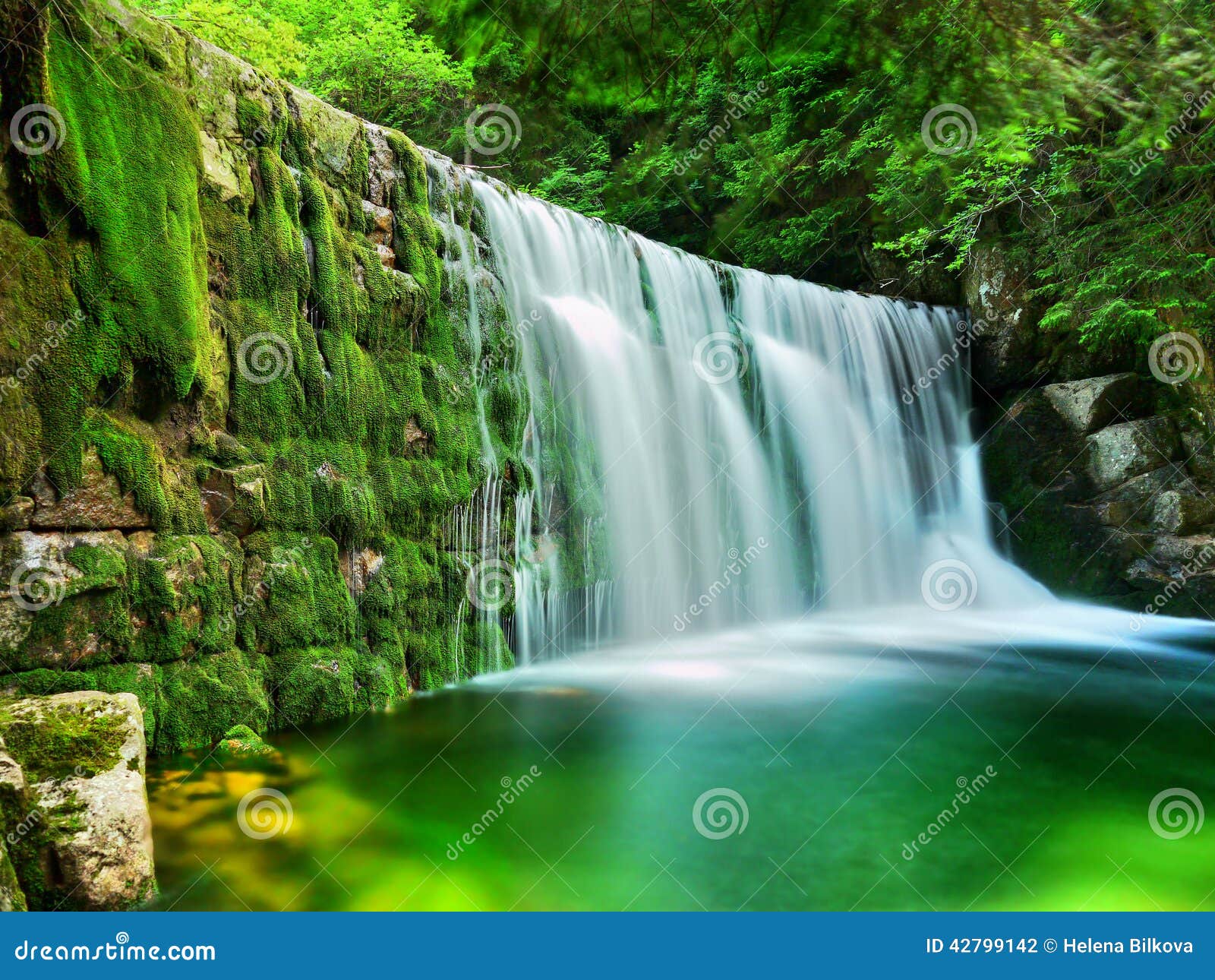 Lago Emerald Waterfalls Forest Landscape Foto de archivo Imagen de