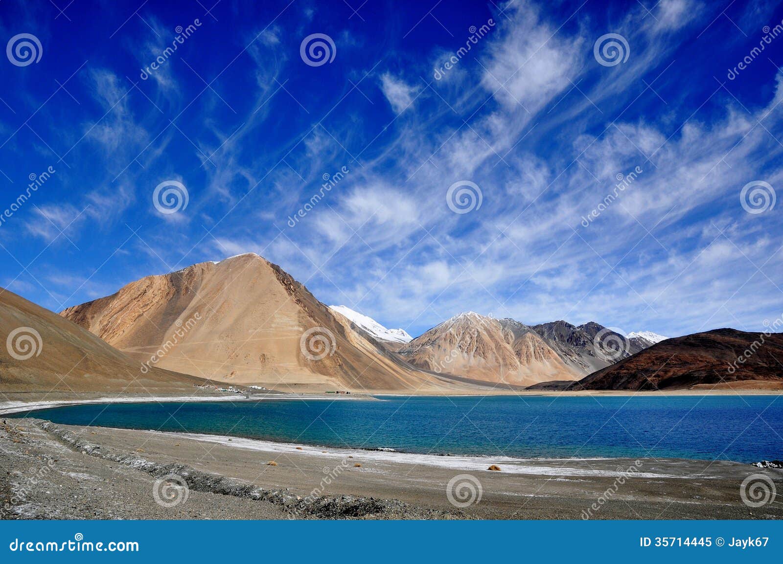 Lago Ladakh India Pangong. Lago dell'acqua salata di elevata altitudine in Himalaya. Due il terzo del lago è nel Tibet ed un terzo in India. Il lago cambia i tempi multipli di colore in un giorno.