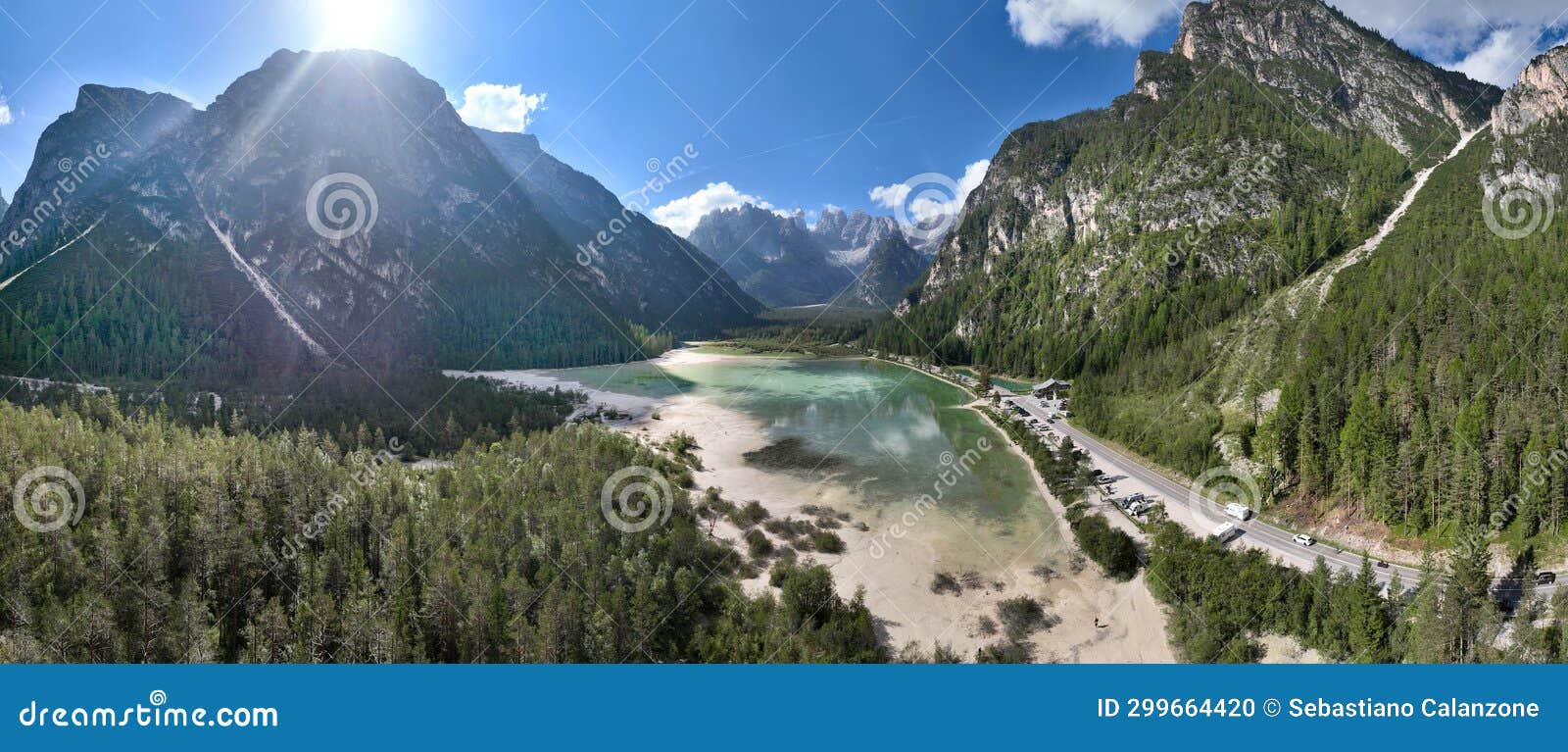 lago landro - panoramica aerea dall'alto del paesaggio sulle dolomiti di sesto