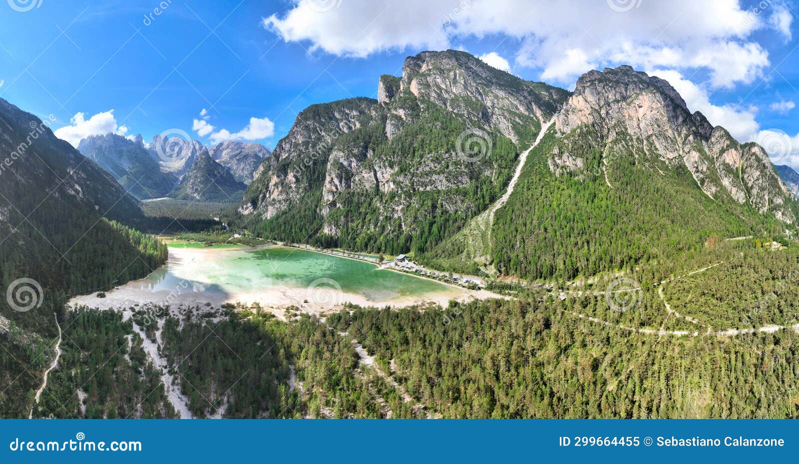 lago landro - panoramica aerea dall'alto del paesaggio sulle dolomiti di sesto