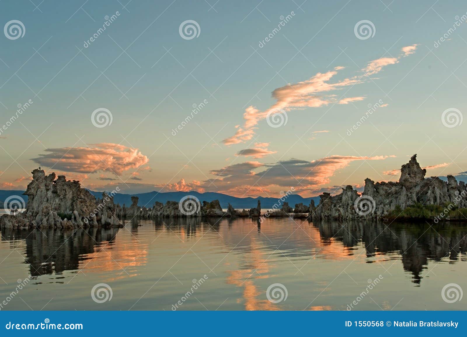 Lago mistico fotografia stock. Immagine di alba, futuro 1550568