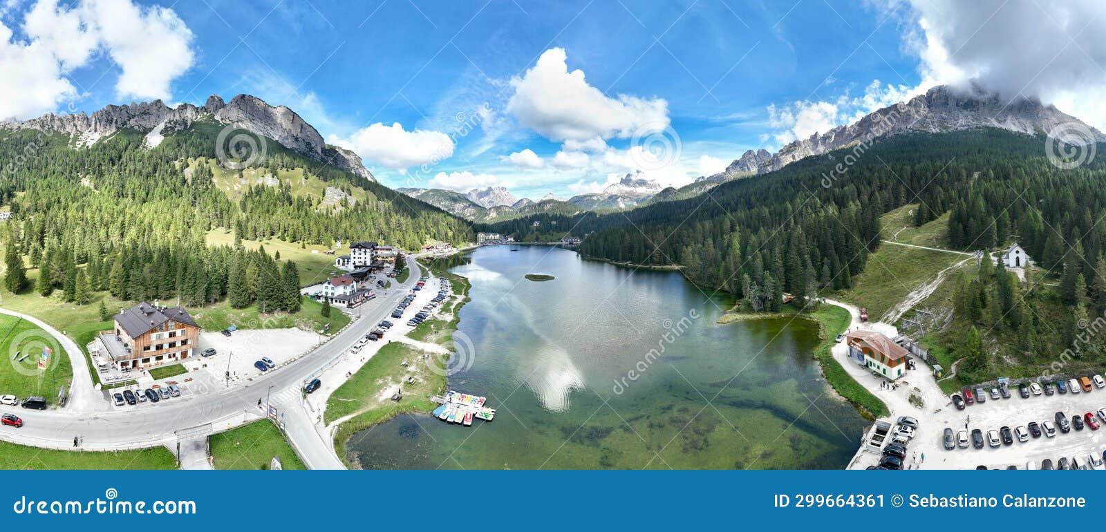 lago misurina - panoramica aerea dall'alto del paesaggio sulle dolomiti di sesto