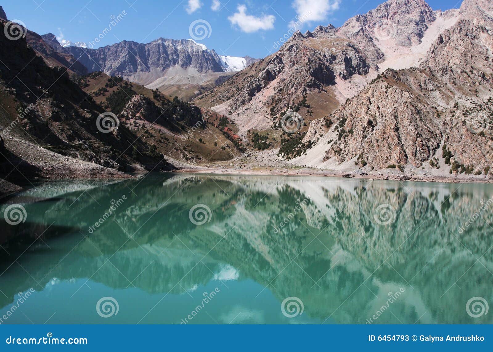 Lago mountain. Bello lago nelle montagne