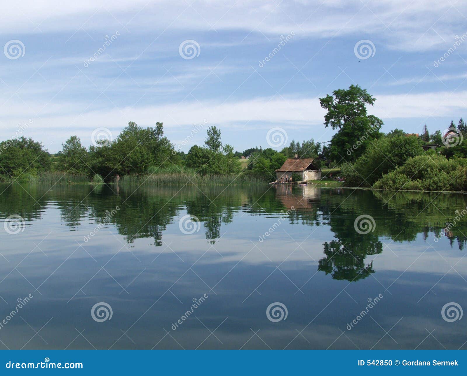 Lago pacífico con las nubes reflejadas en agua
