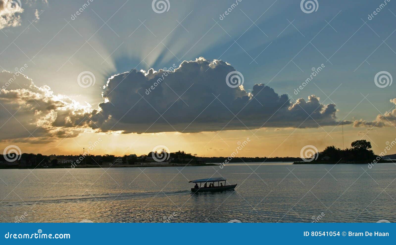 lago peten itza near isla de flores guatemala