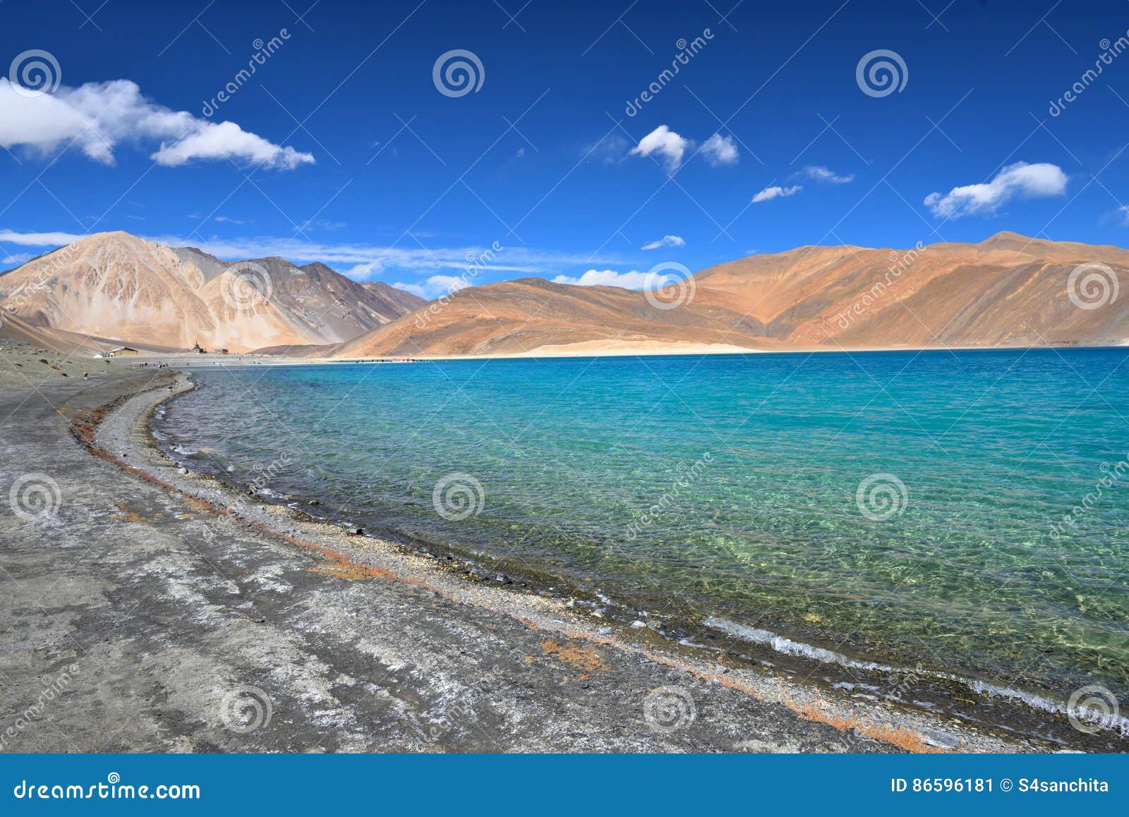 Lago prístino de la montaña. Lago Pangong en montañas de Ladakh, la India