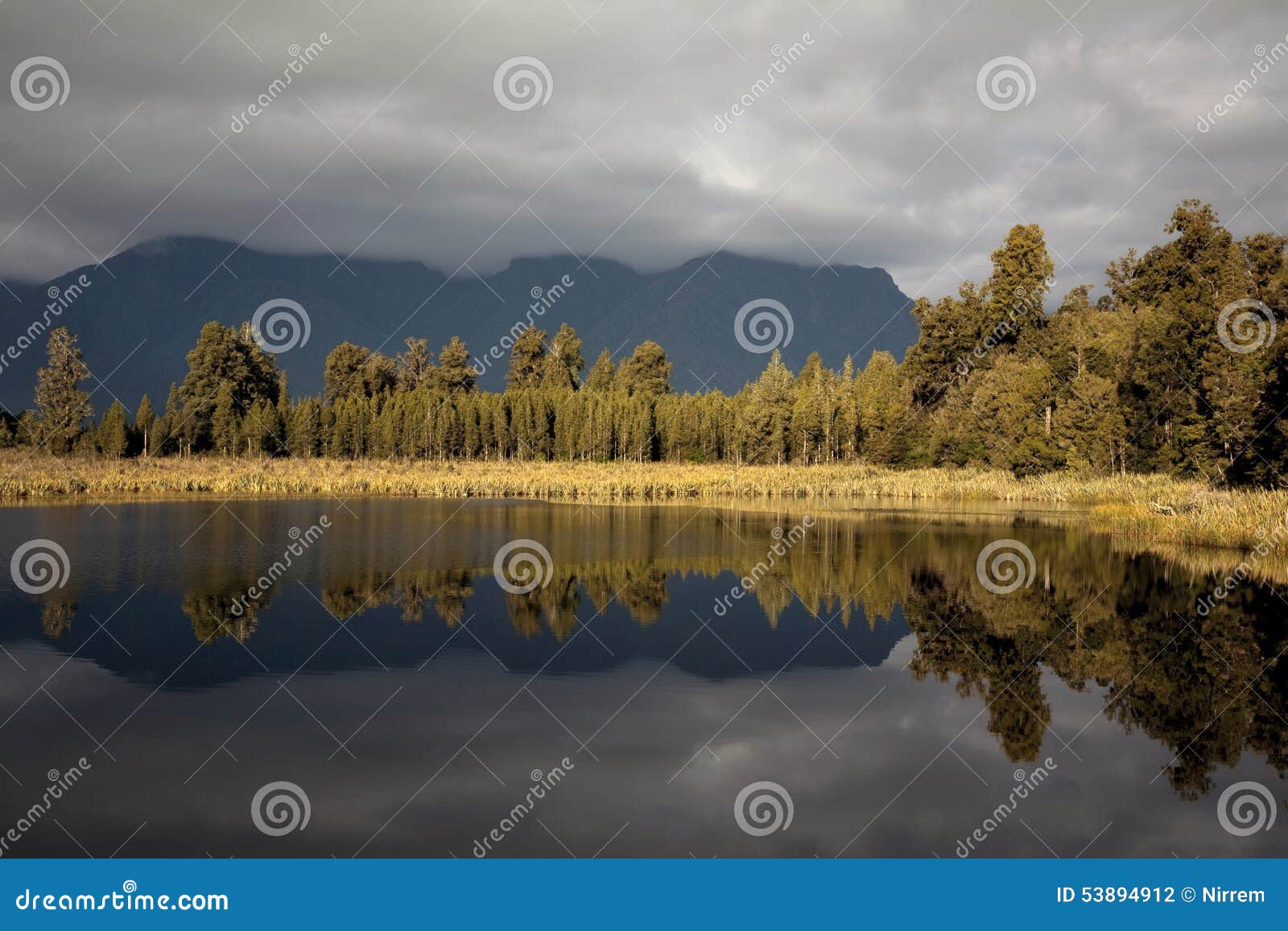 Lago reflexivo no sol do fim da tarde