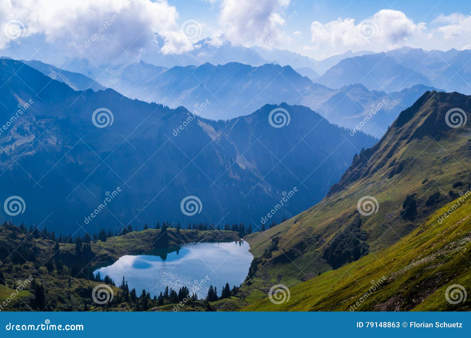 Lago Seealpsee nos cumes de Allgau acima de Oberstdorf, Alemanha. Lago Seealpsee na paisagem da montanha dos cumes de Allgau acima de Oberstdorf, Alemanha