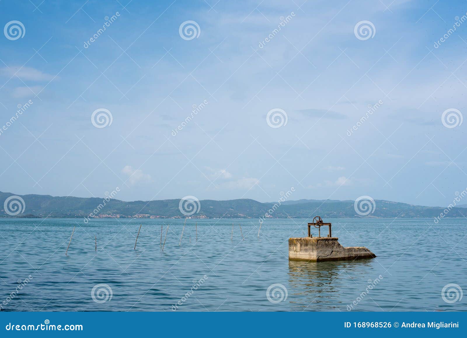 Lago Trasimeno Paesaggio Lacustre Con Una Boa Rossa E Un Molo Di Calcestruzzo Visto Dalla Spiaggia Fotografia Stock Immagine Di Lago Sole 168968526