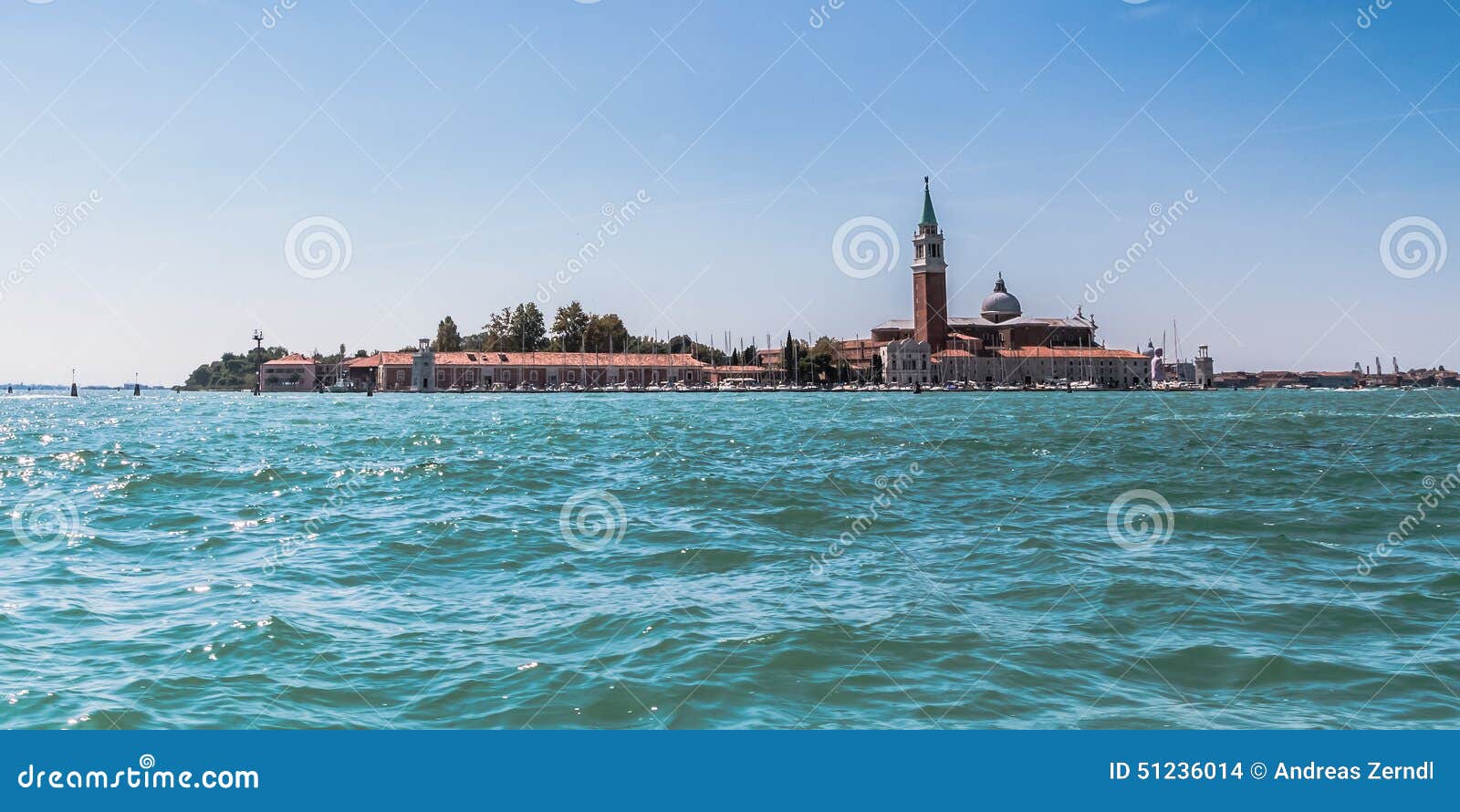 VENEZIA, ITALIA - 7 SETTEMBRE 2013: Laguna di Venezia Barche ed architettura medievale un giorno caldo di settembre