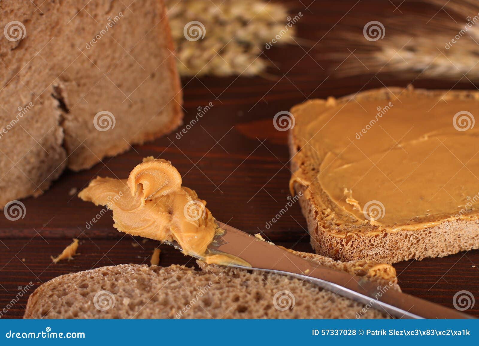 Laib Des Weizens, Roggenbrot, Schnitt Brot Mit Erdnusscreme Stockfoto ...