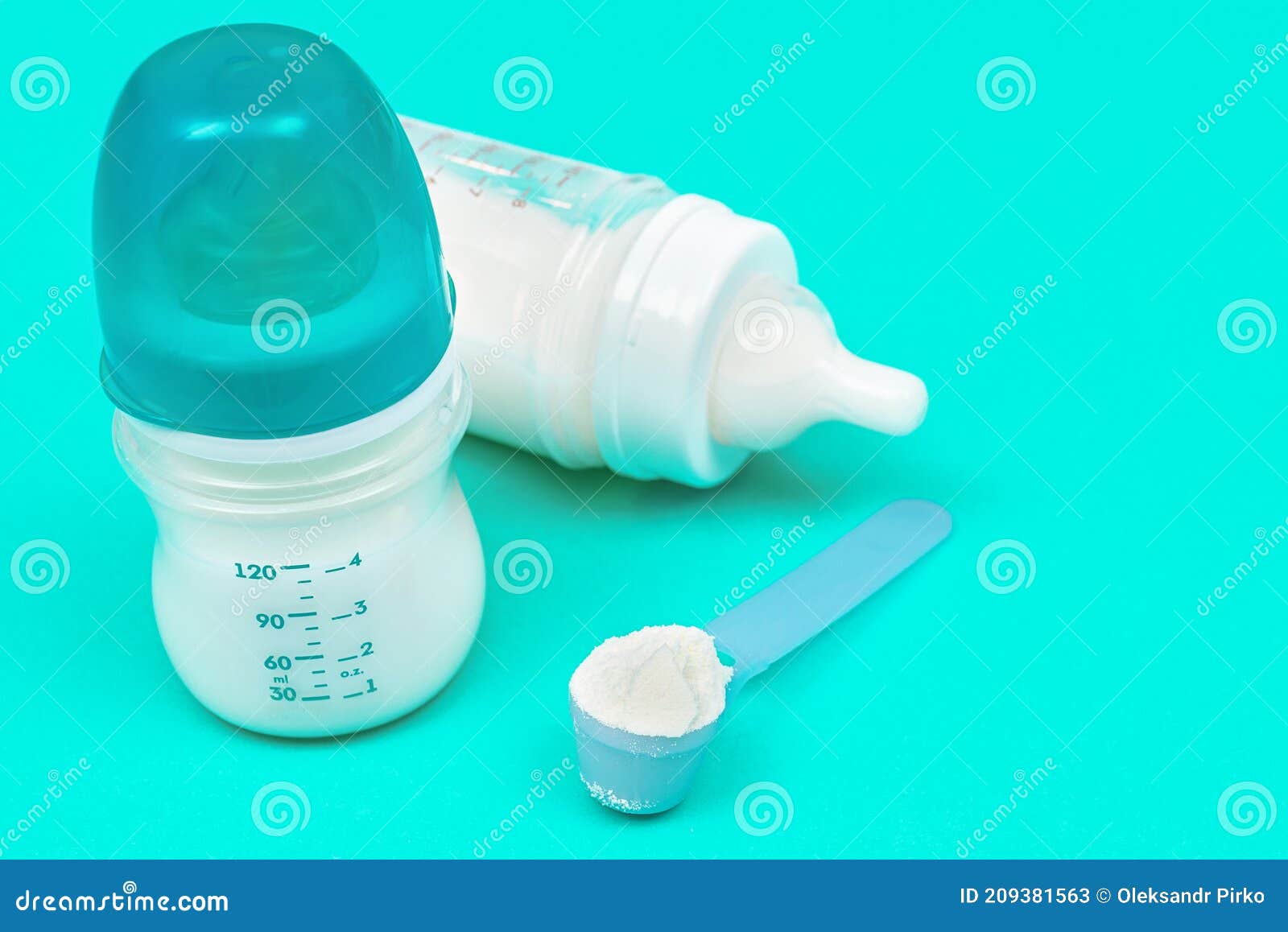 Lait En Poudre Pour Bébé En Cuillère De Mesure Près Des Biberons Sur Fond  De Menthe Image stock - Image du alimenter, monnayage: 209381563