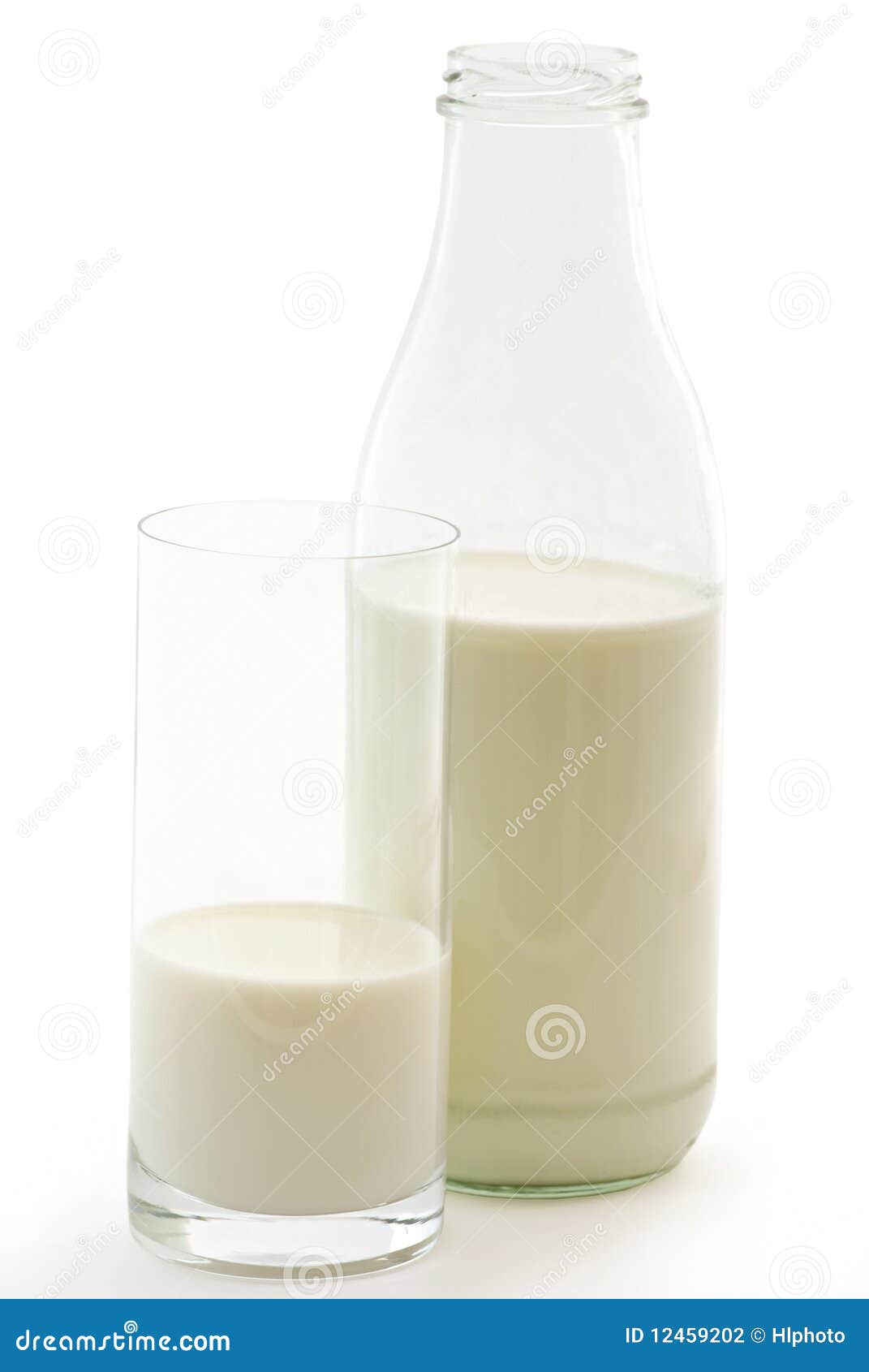 Lait frais dans une bouteille et une glace comme plan rapproché sur le fond blanc.