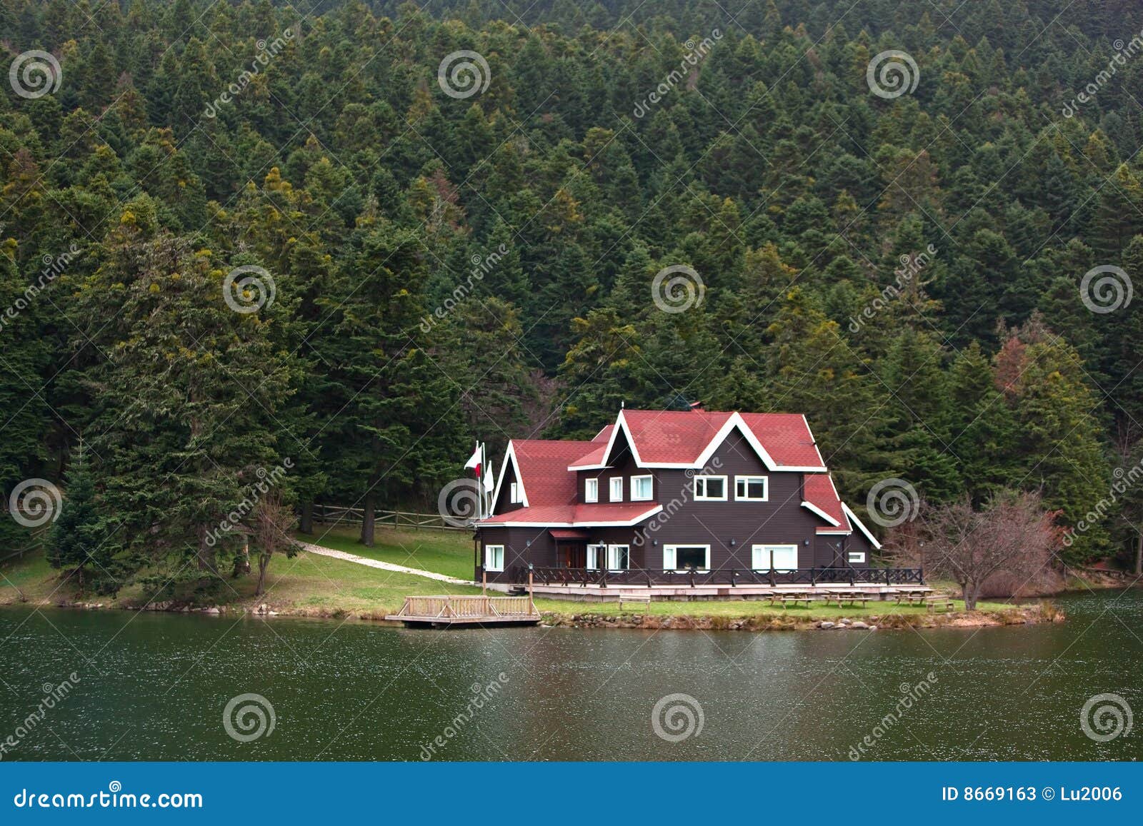 House On Lake Pontchartrain Stock Photography 2900420