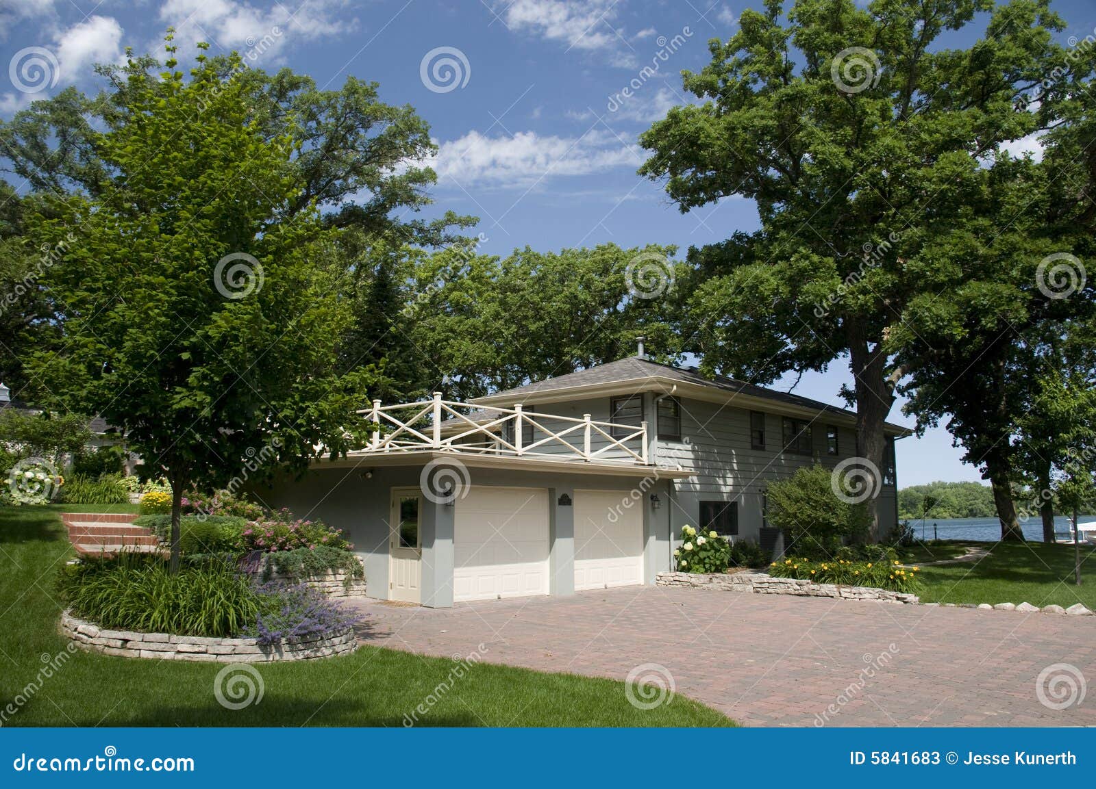 Lake House in Iowa stock image. Image of green, garage 5841683