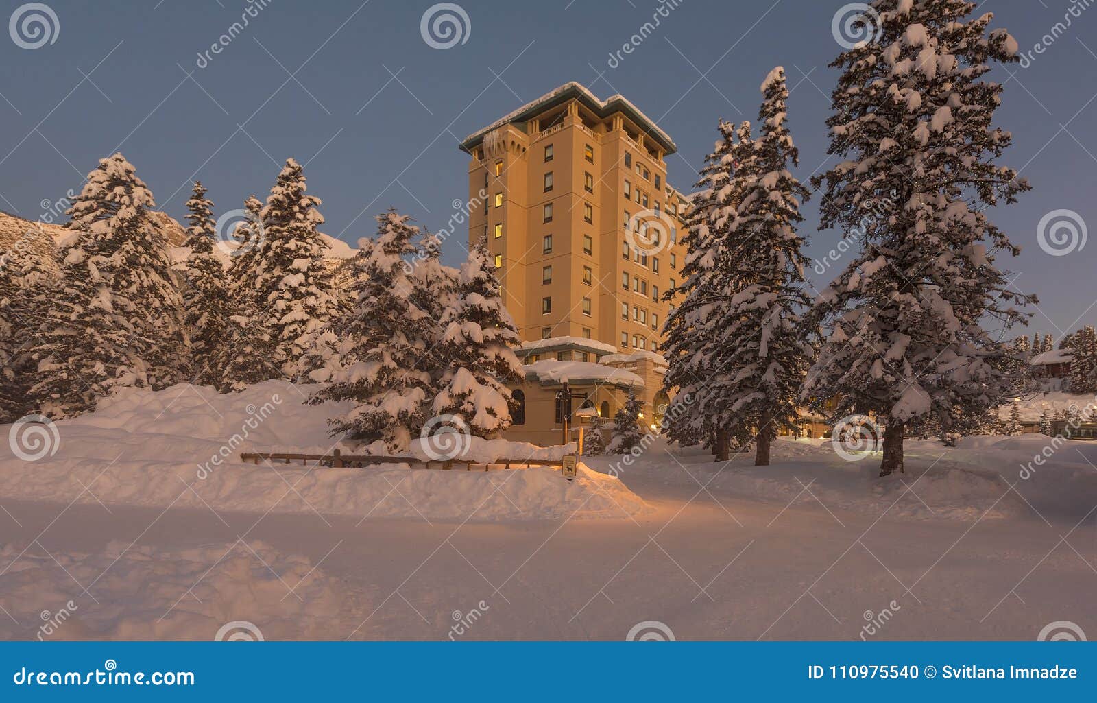 The Fairmont Chateau Lake Louise Hotel Editorial Image - Image of historic, chateau: 110975540