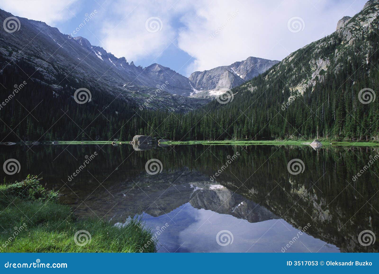 Lakeberg som reflekterar. Mal den lokaliserade höga laken för den lugnaa glaciärklyftan bergnationalparkmaxima som reflekterar stenigt vatten