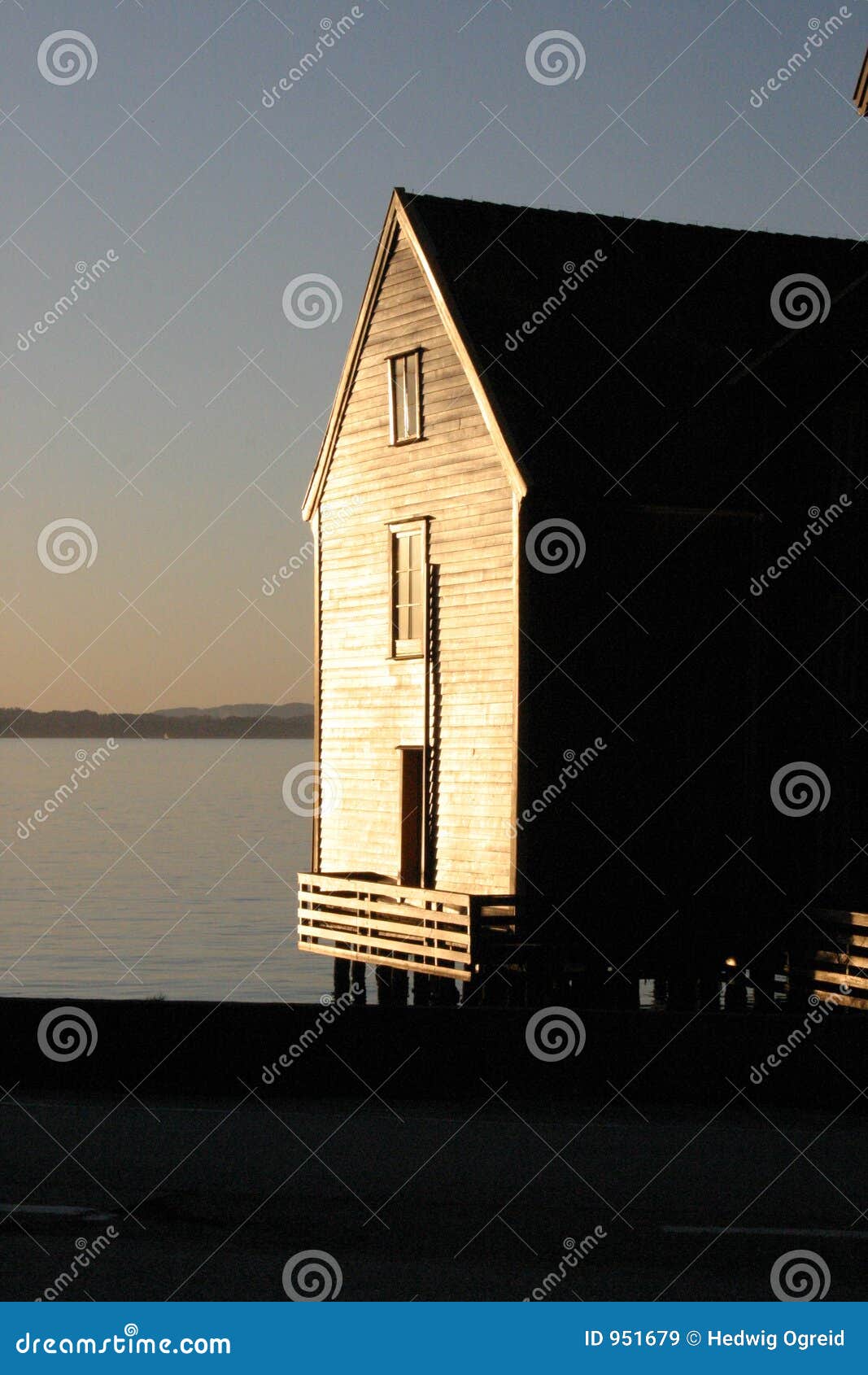 Lakehouse in zonsondergang